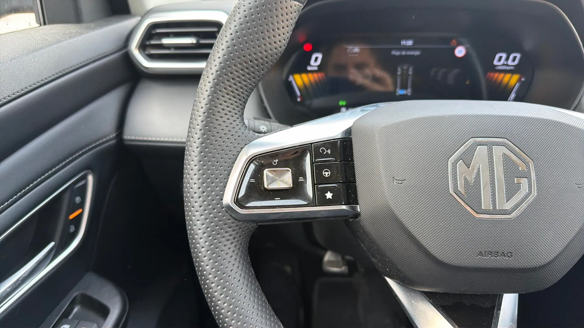 MG ZS Hybrid+ Luxury - foto 16