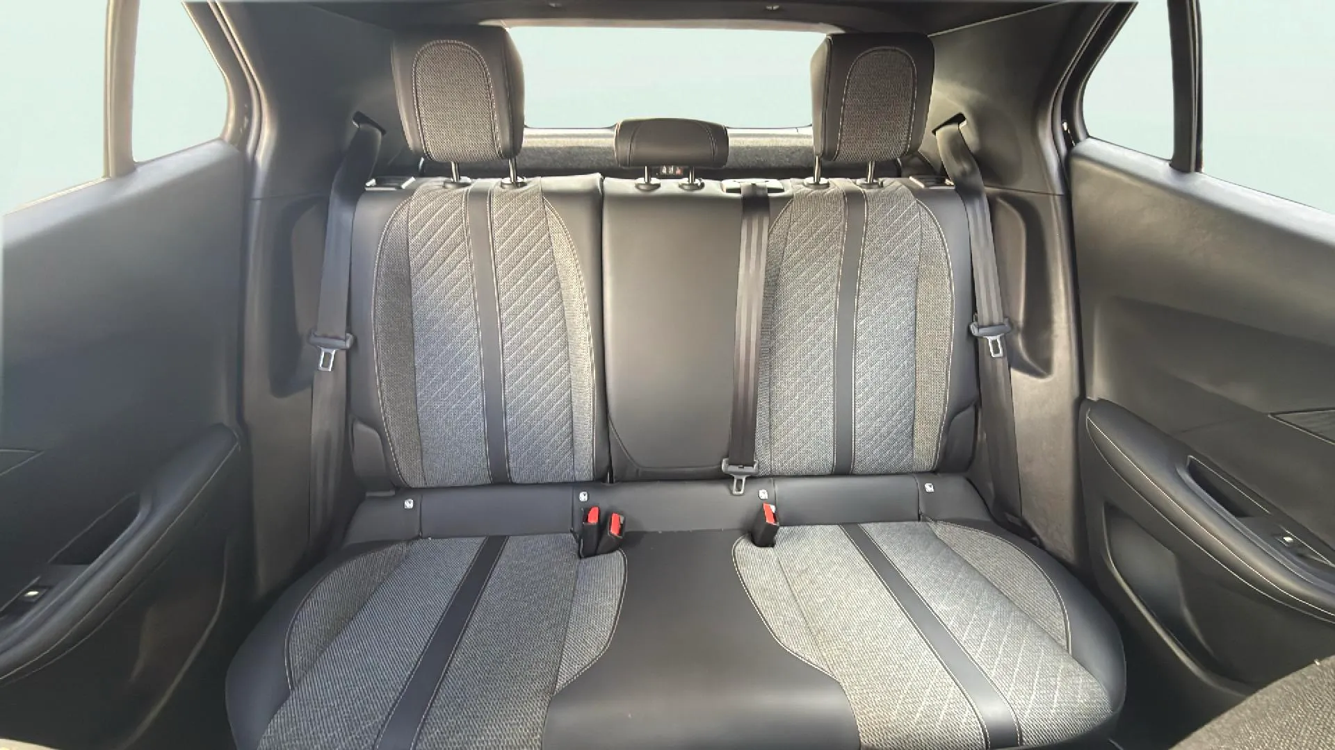 Peugeot 2008 Allure PureTech 100 - foto 19