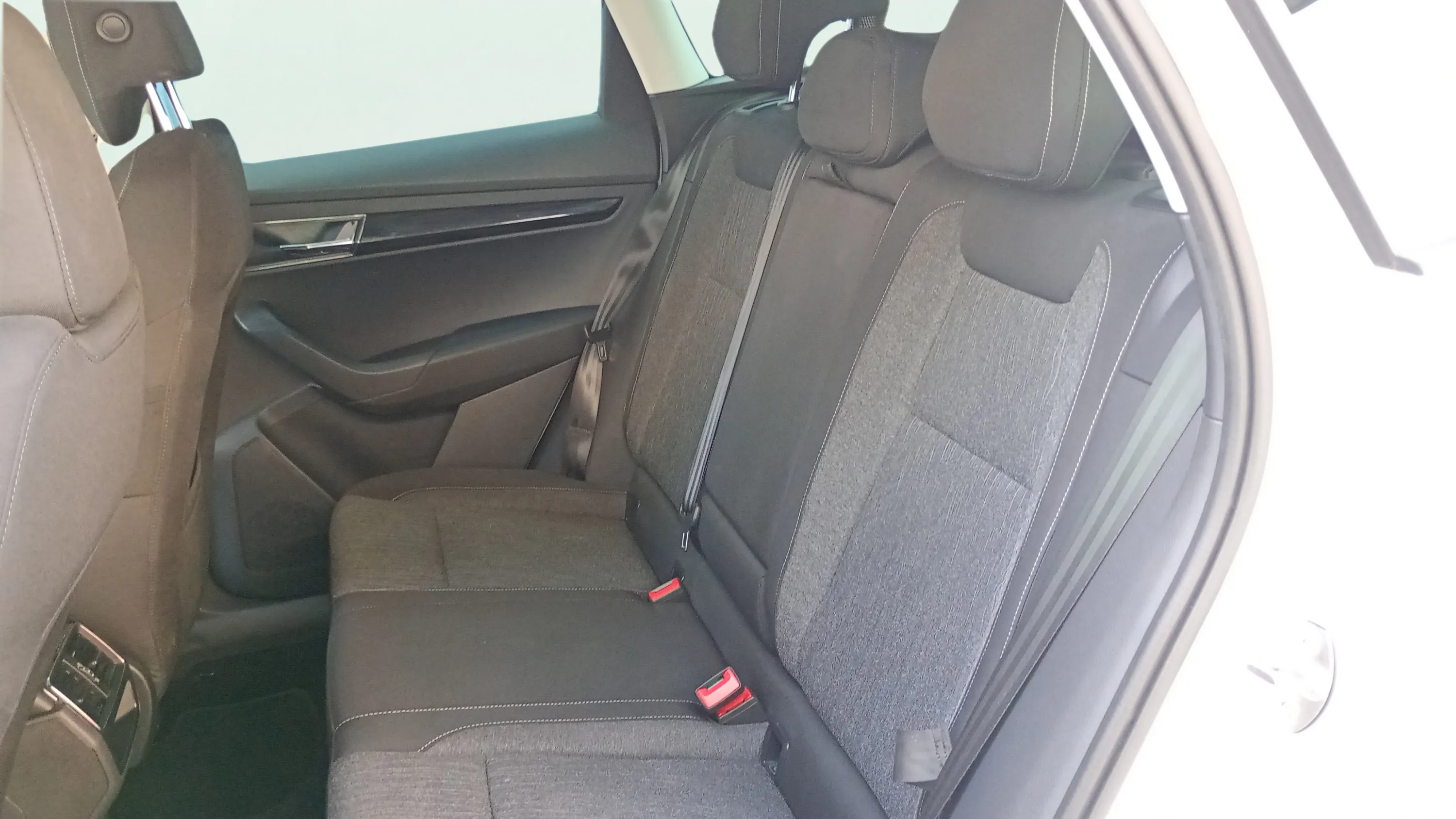 Škoda Karoq 1.6 TDI Ambition - foto 14
