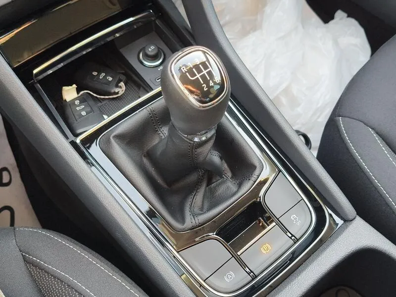 Škoda Karoq 1.0 TSI Selection - foto 13