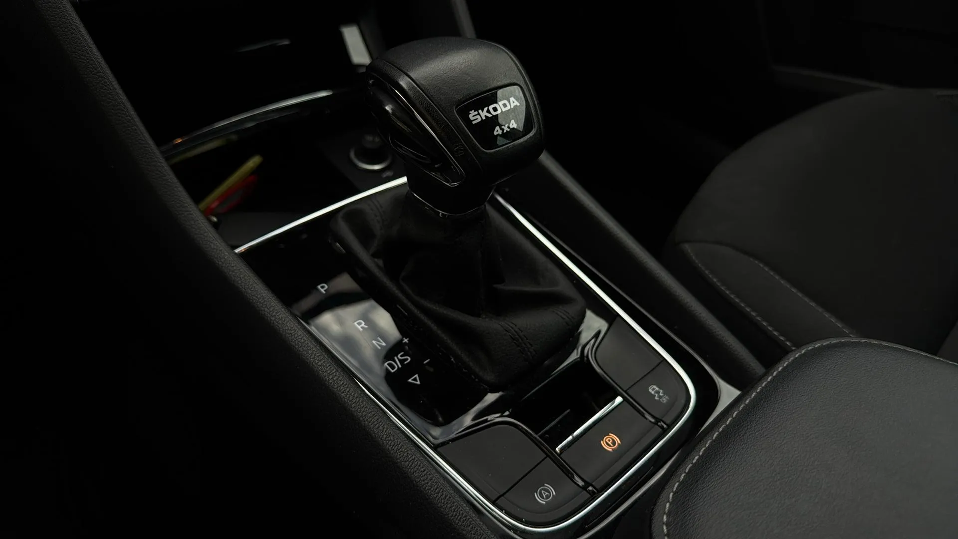 Škoda Karoq 2.0 TDI DSG 4x4 Ambition - foto 28