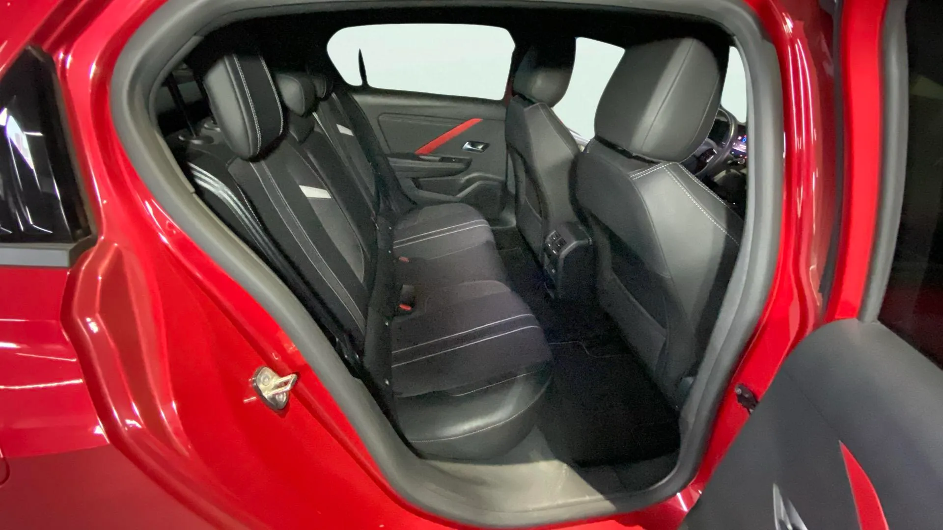 Opel Astra 1.6T Hybrid Elegance - foto 17