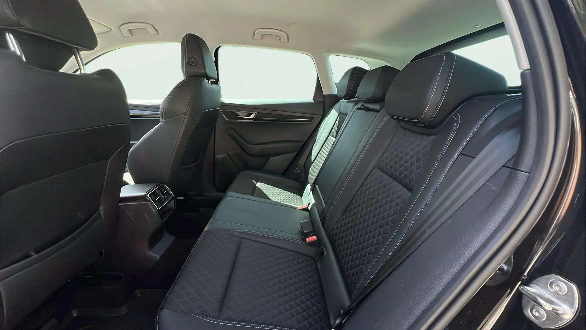 Škoda Karoq 1.5 TSI DSG ACT Ambition - foto 27