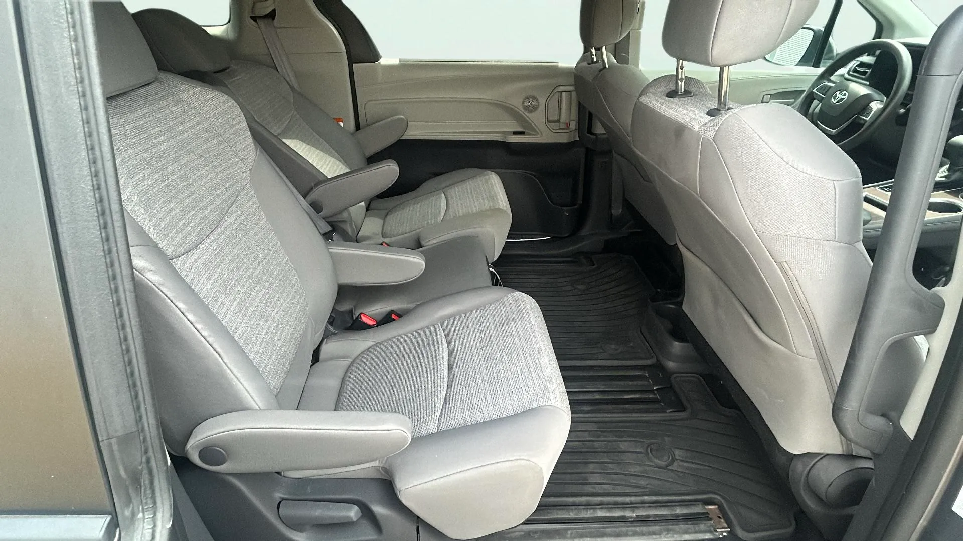 Toyota Sienna 2.5 Hybrid - foto 17