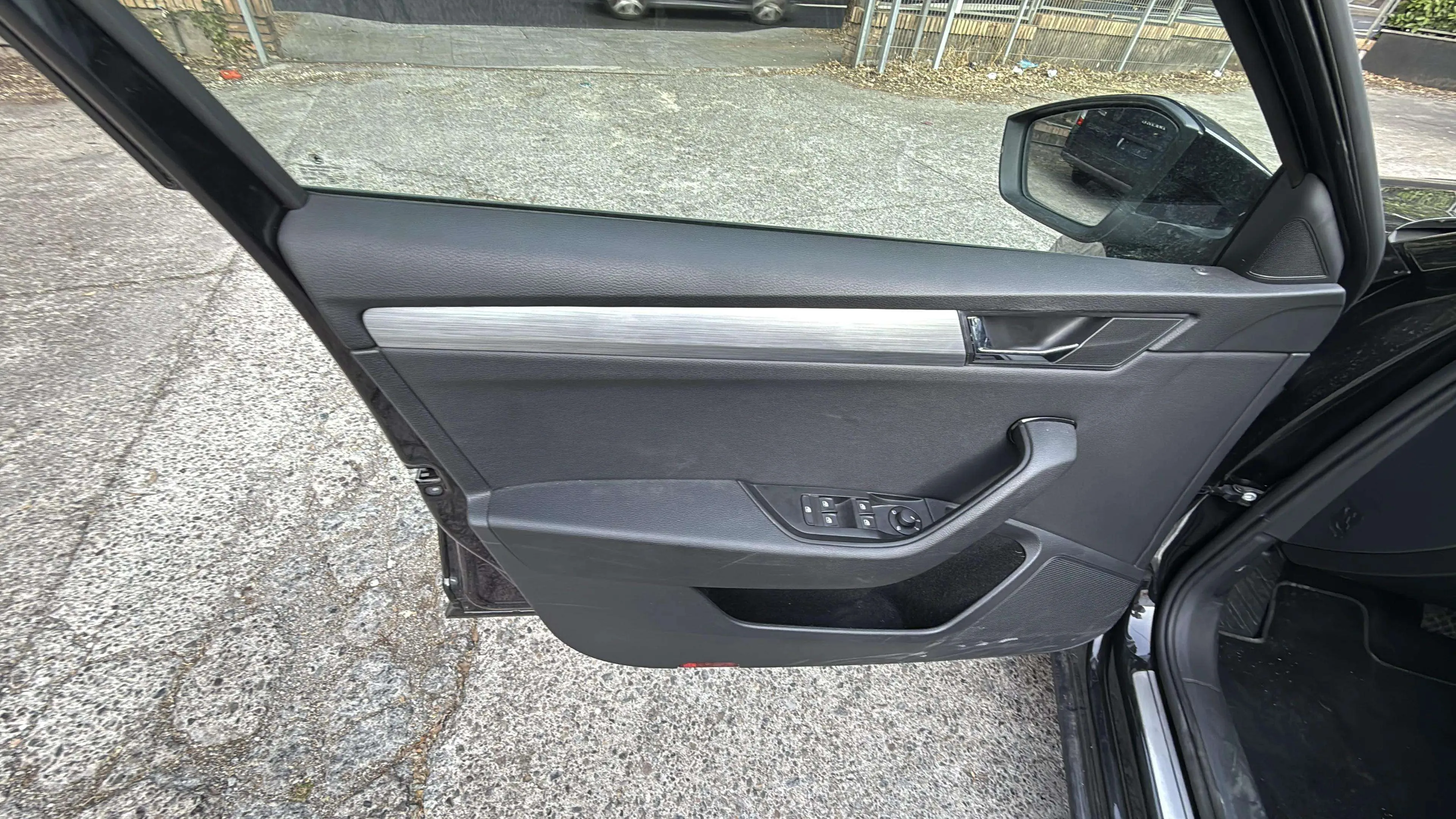 Škoda Superb Combi 2.0 TDI DSG Ambition - foto 16