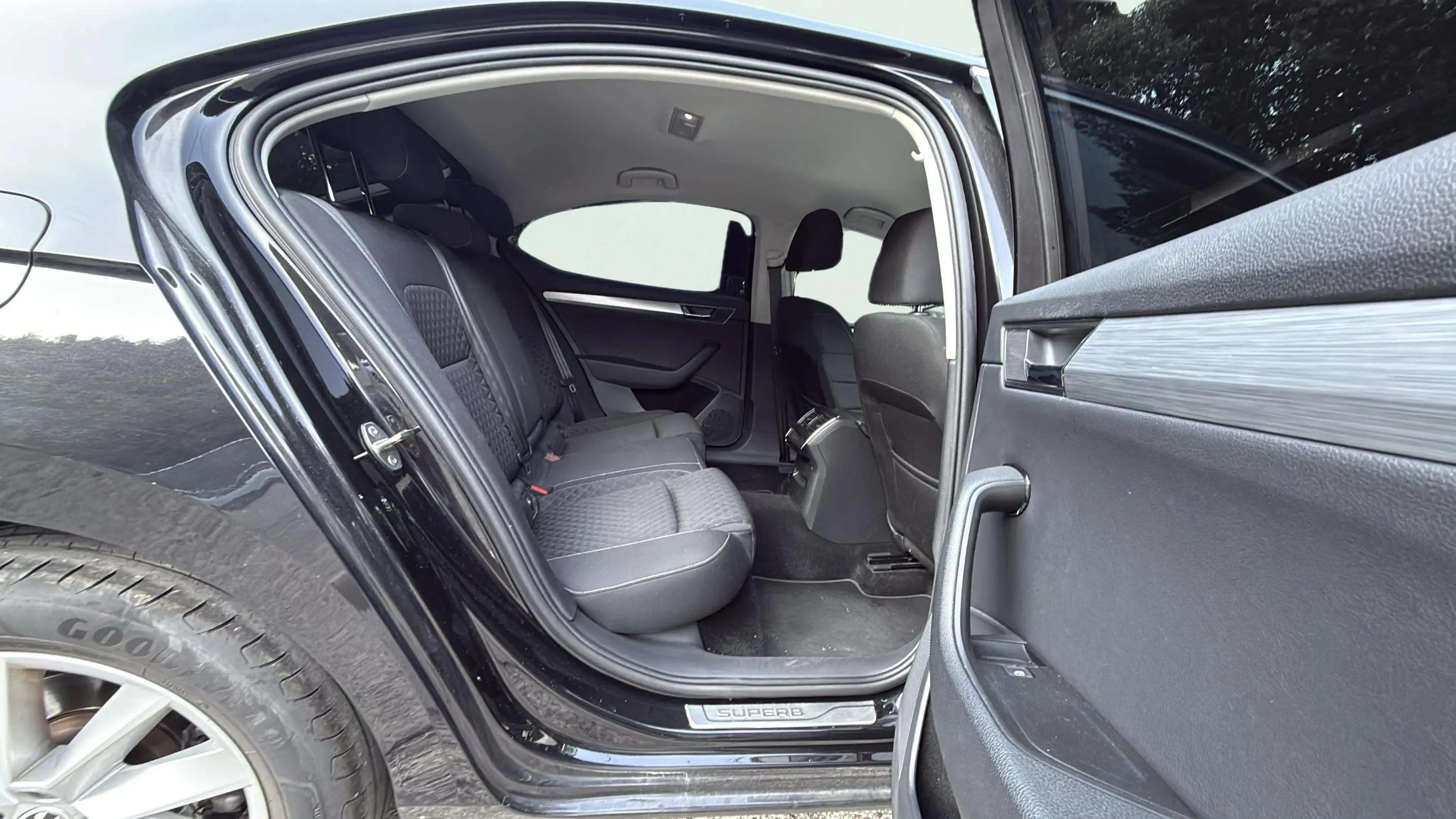 Škoda Superb Combi 2.0 TDI DSG Ambition - foto 18