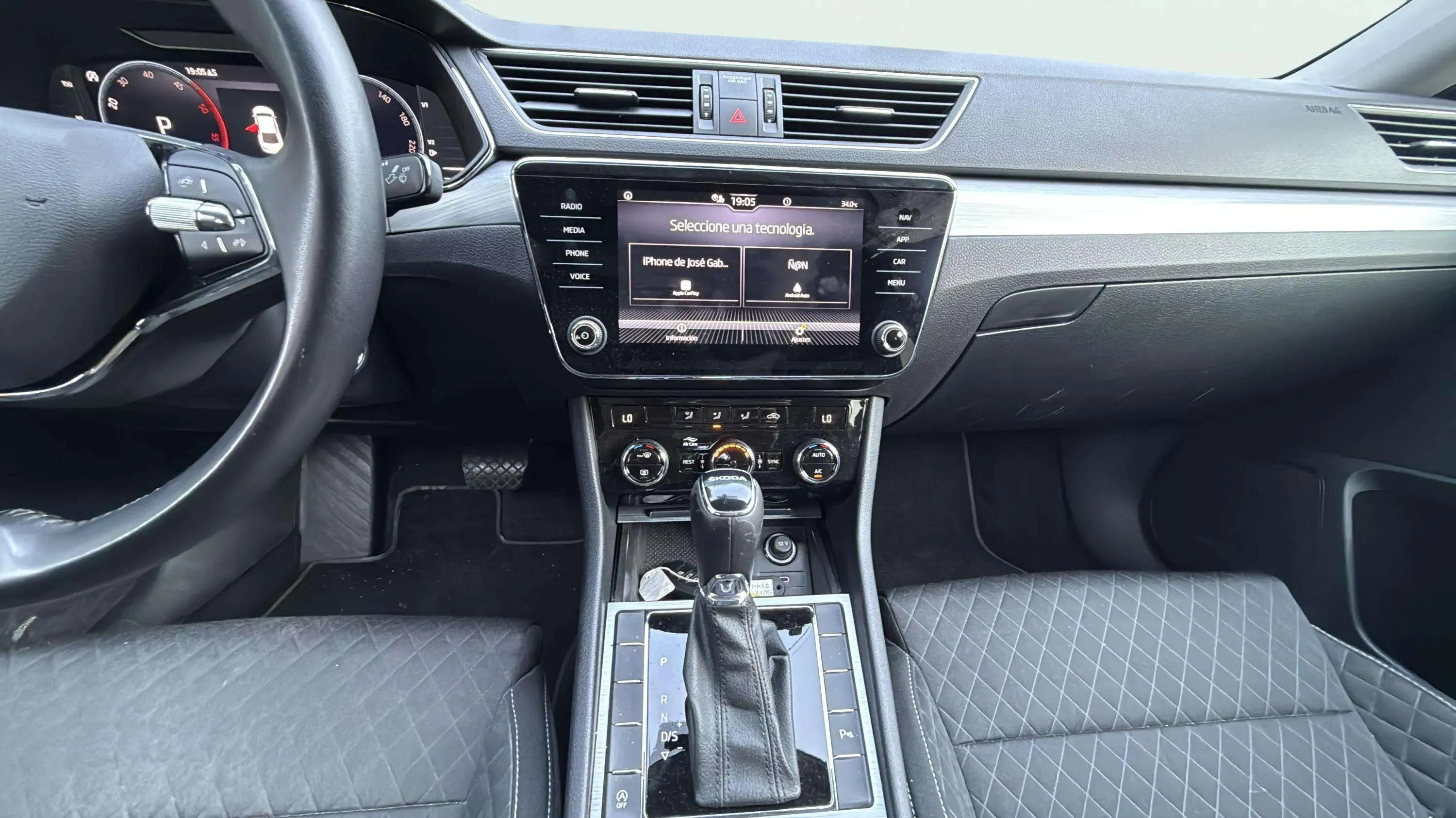 Škoda Superb Combi 2.0 TDI DSG Ambition - foto 12