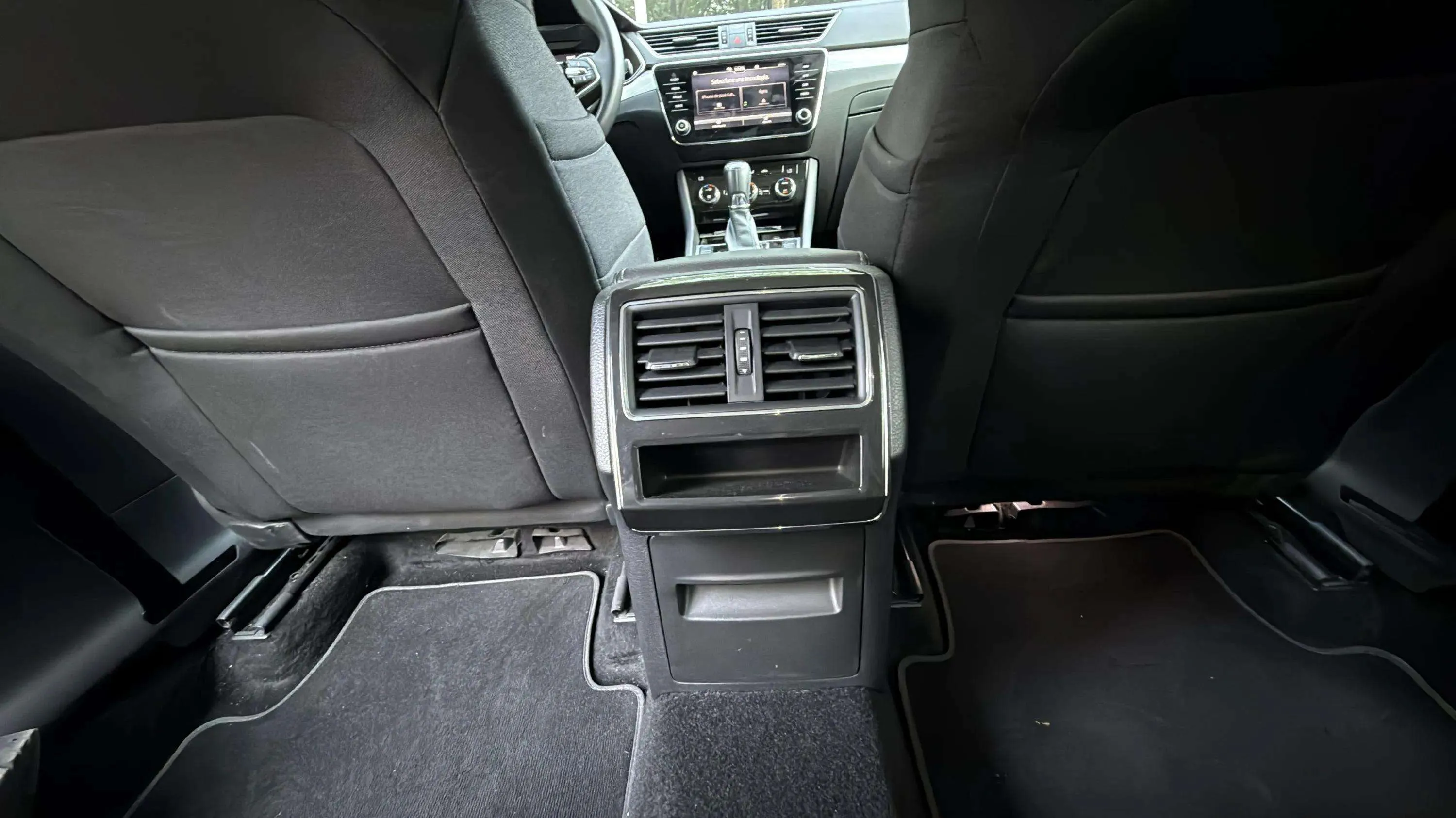 Škoda Superb Combi 2.0 TDI DSG Ambition - foto 15