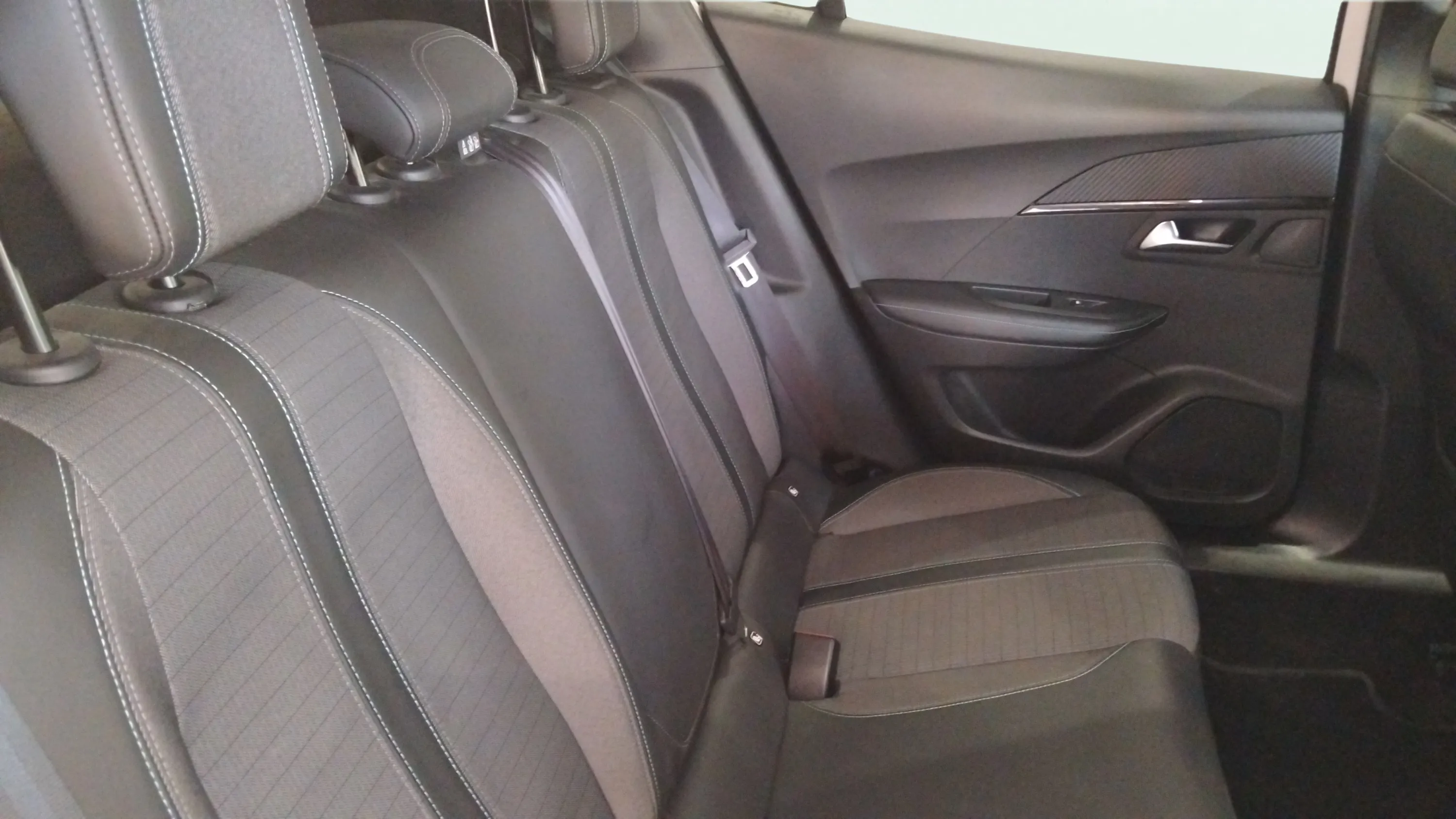 Peugeot 2008 Allure Pack PureTech 130 BVM6 - foto 8