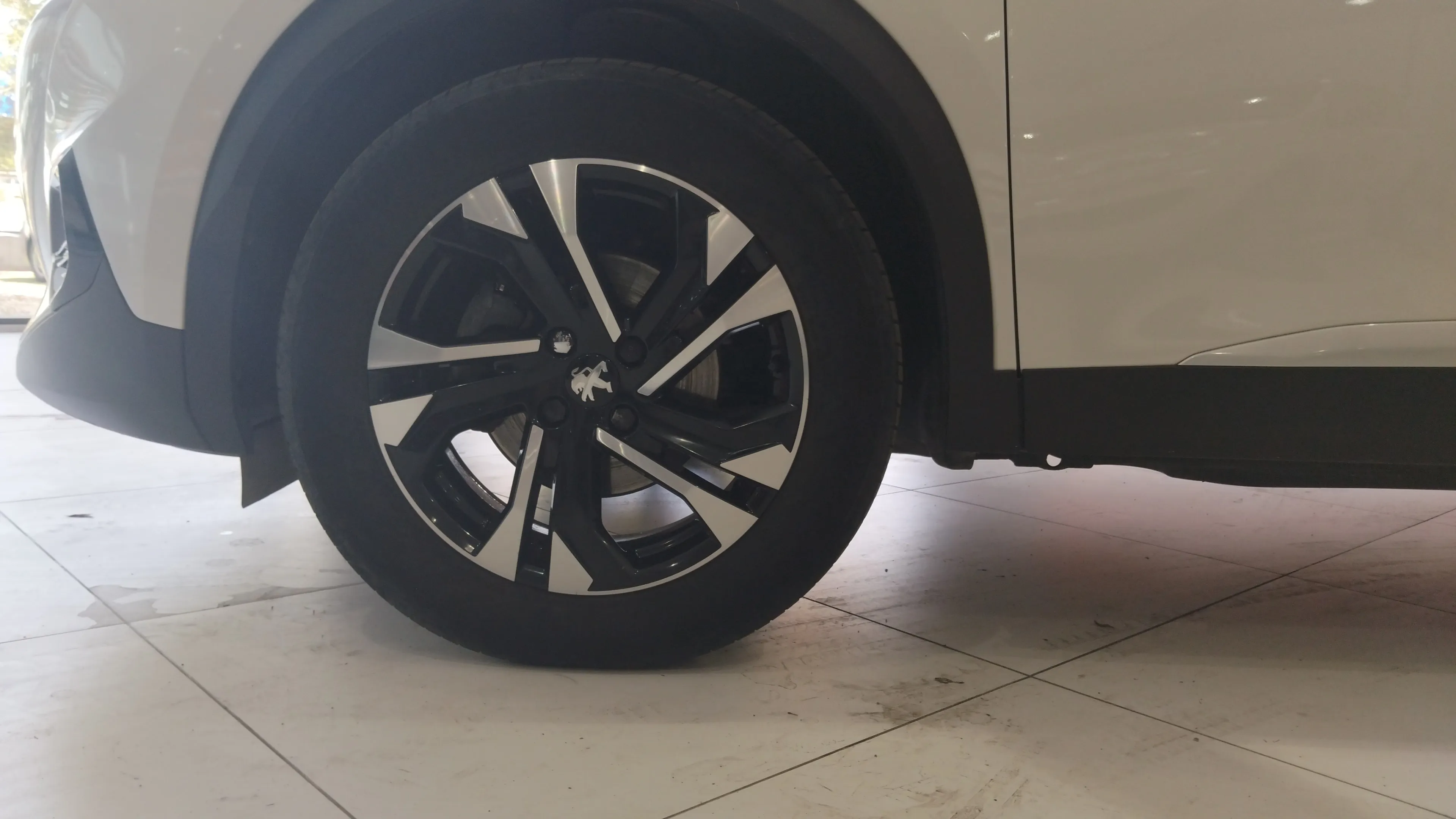 Peugeot 2008 Allure Pack PureTech 130 BVM6 - foto 19
