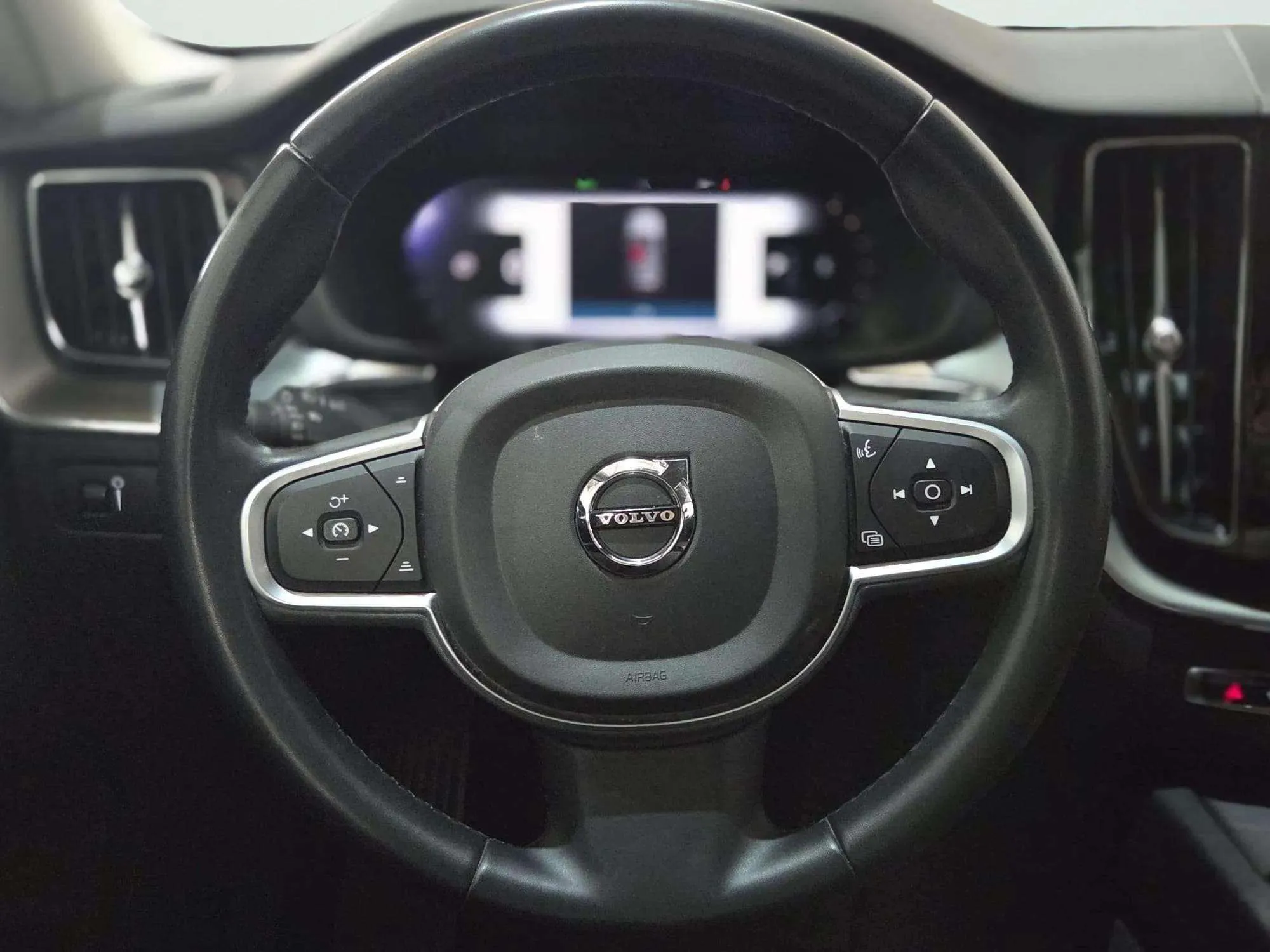 Volvo XC60 2.0 B4 D AWD Momentum - foto 18