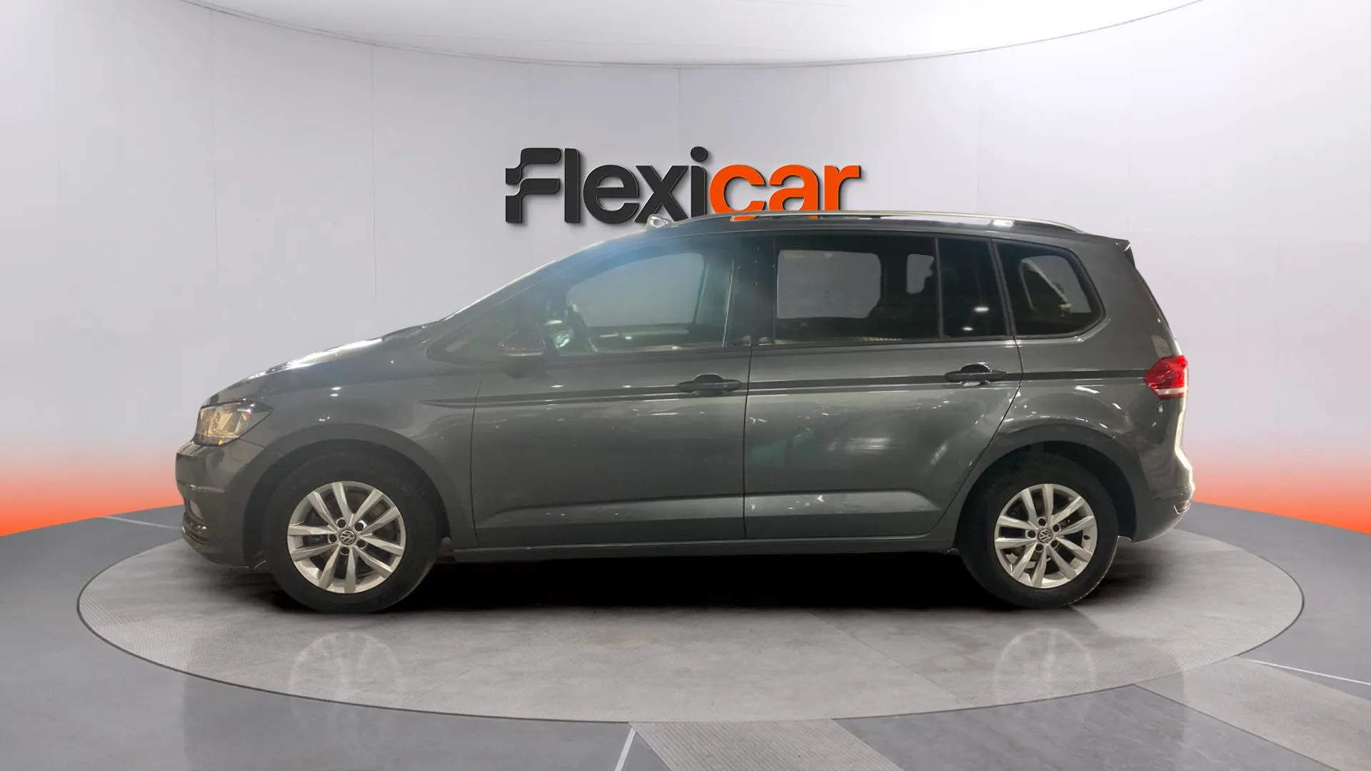 Volkswagen Touran - foto 2