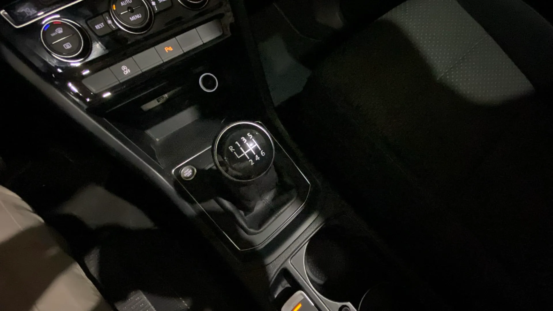 Volkswagen Touran - foto 12