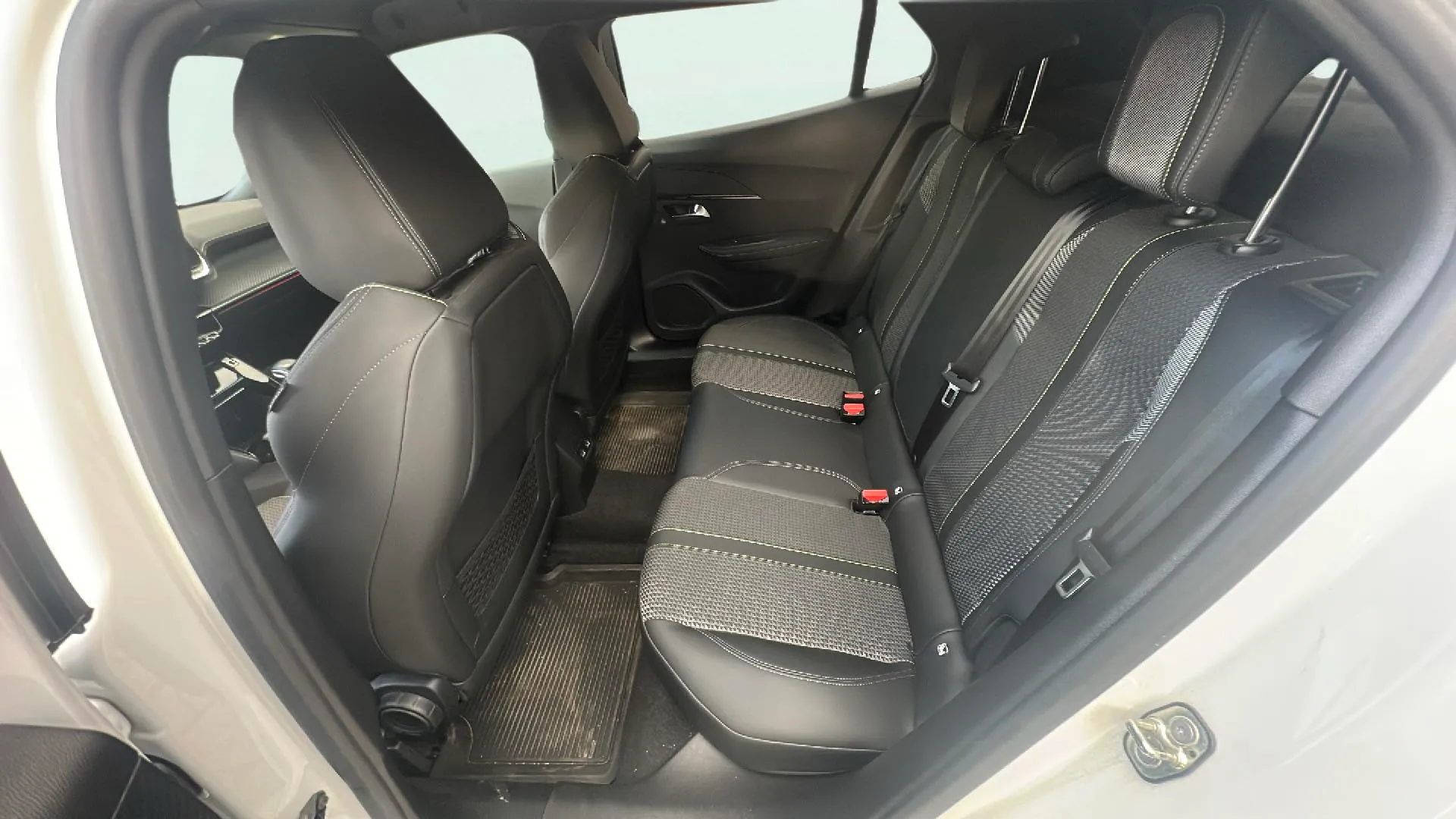 Peugeot 2008 GT PureTech 130 BVM6 - foto 14
