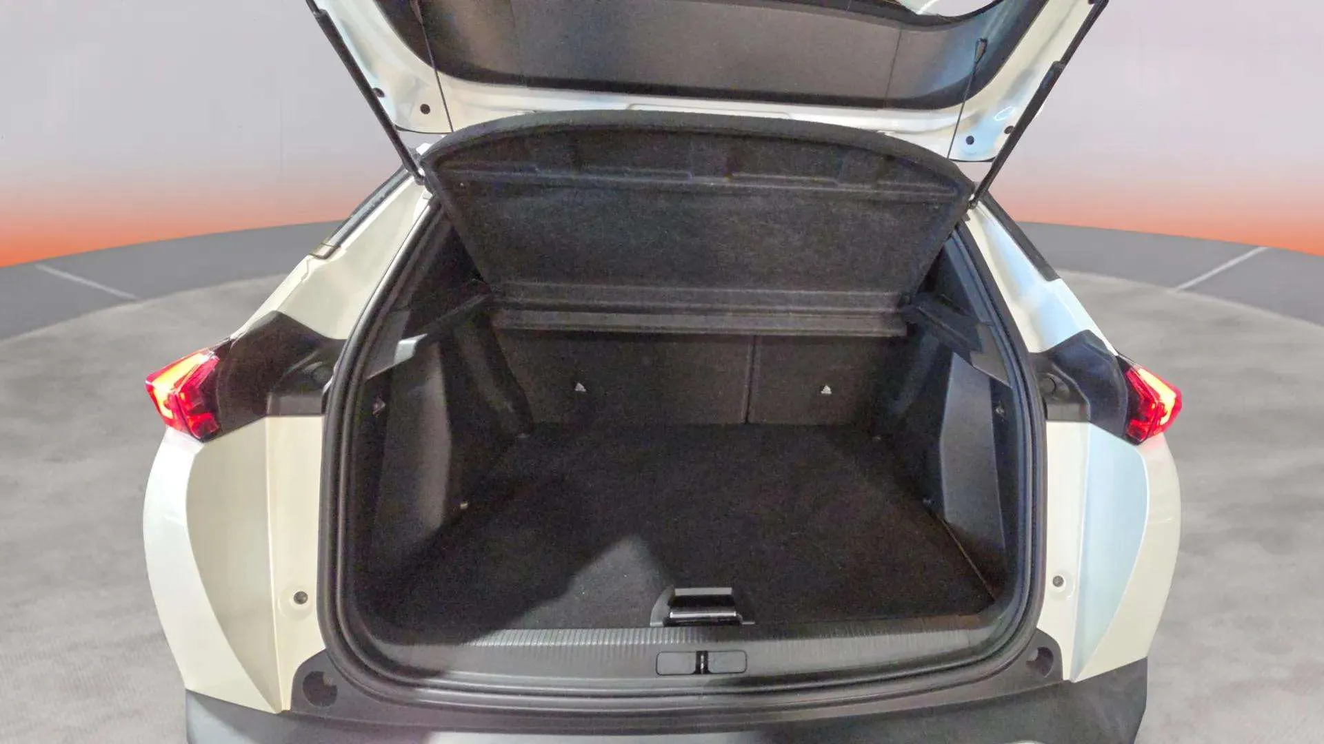 Peugeot 2008 Allure PureTech 130 EAT8 - foto 10