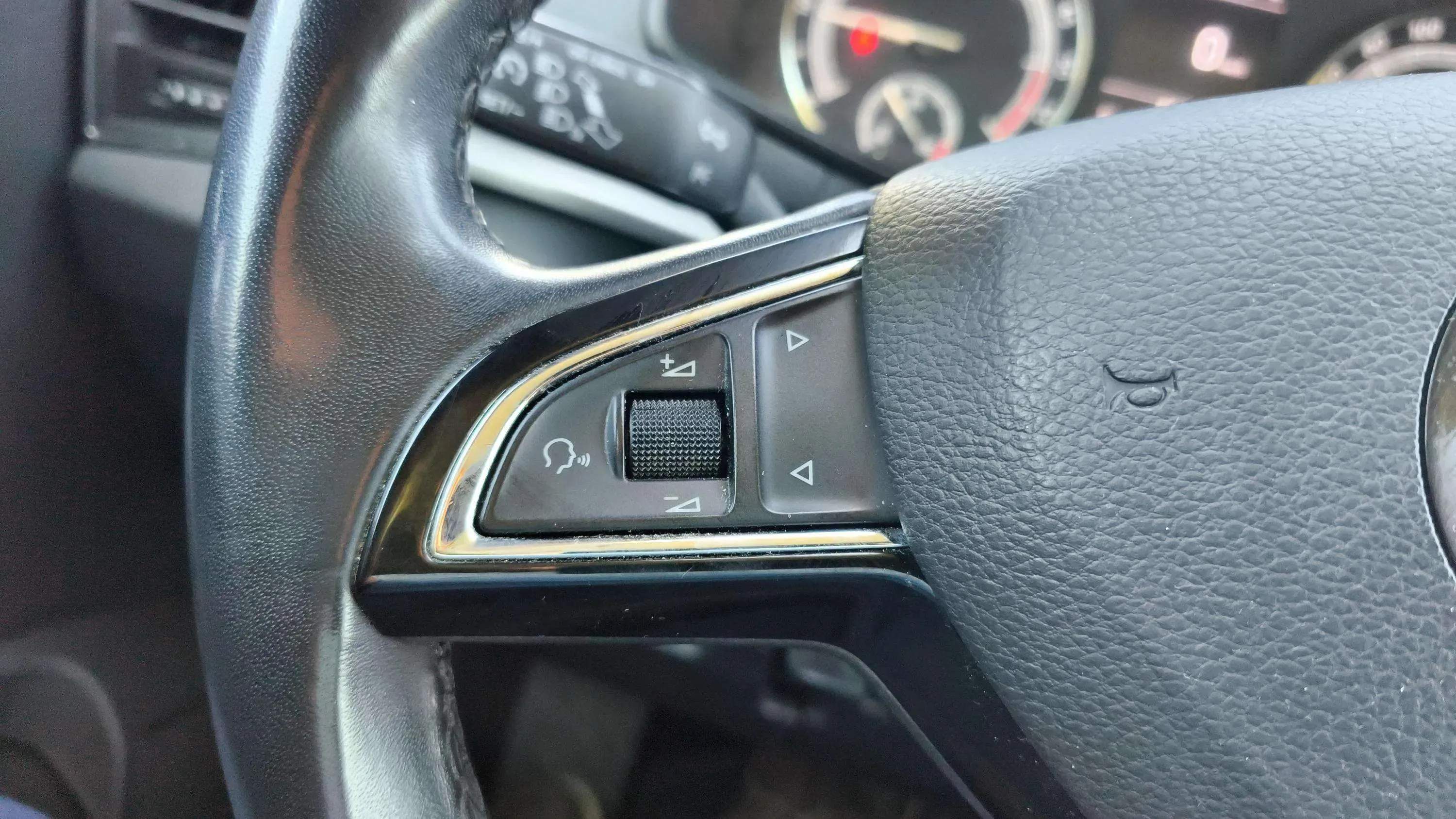 Škoda Karoq 2.0 TDI DSG 4x4 Ambition - foto 24