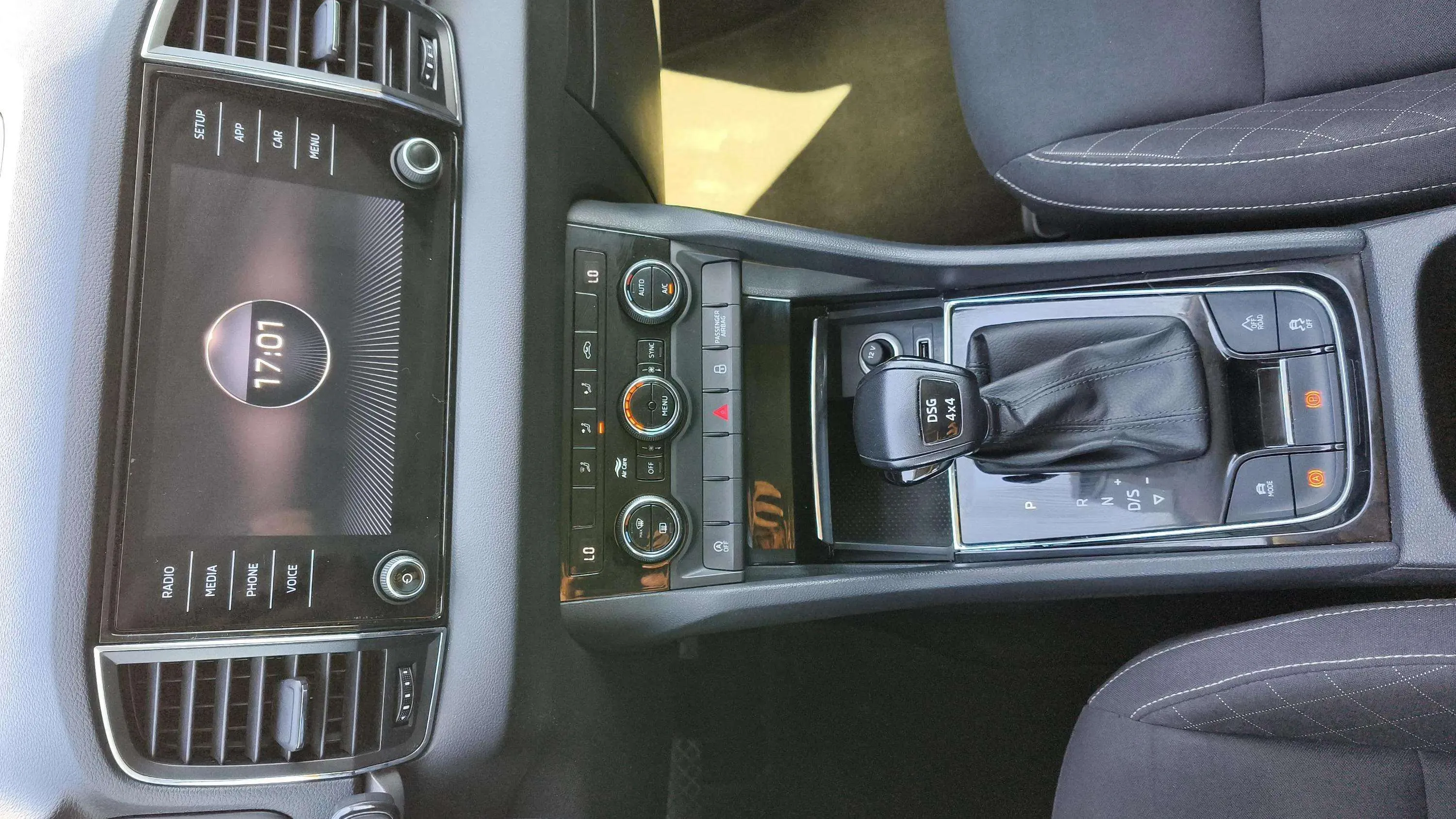 Škoda Karoq 2.0 TDI DSG 4x4 Ambition - foto 17