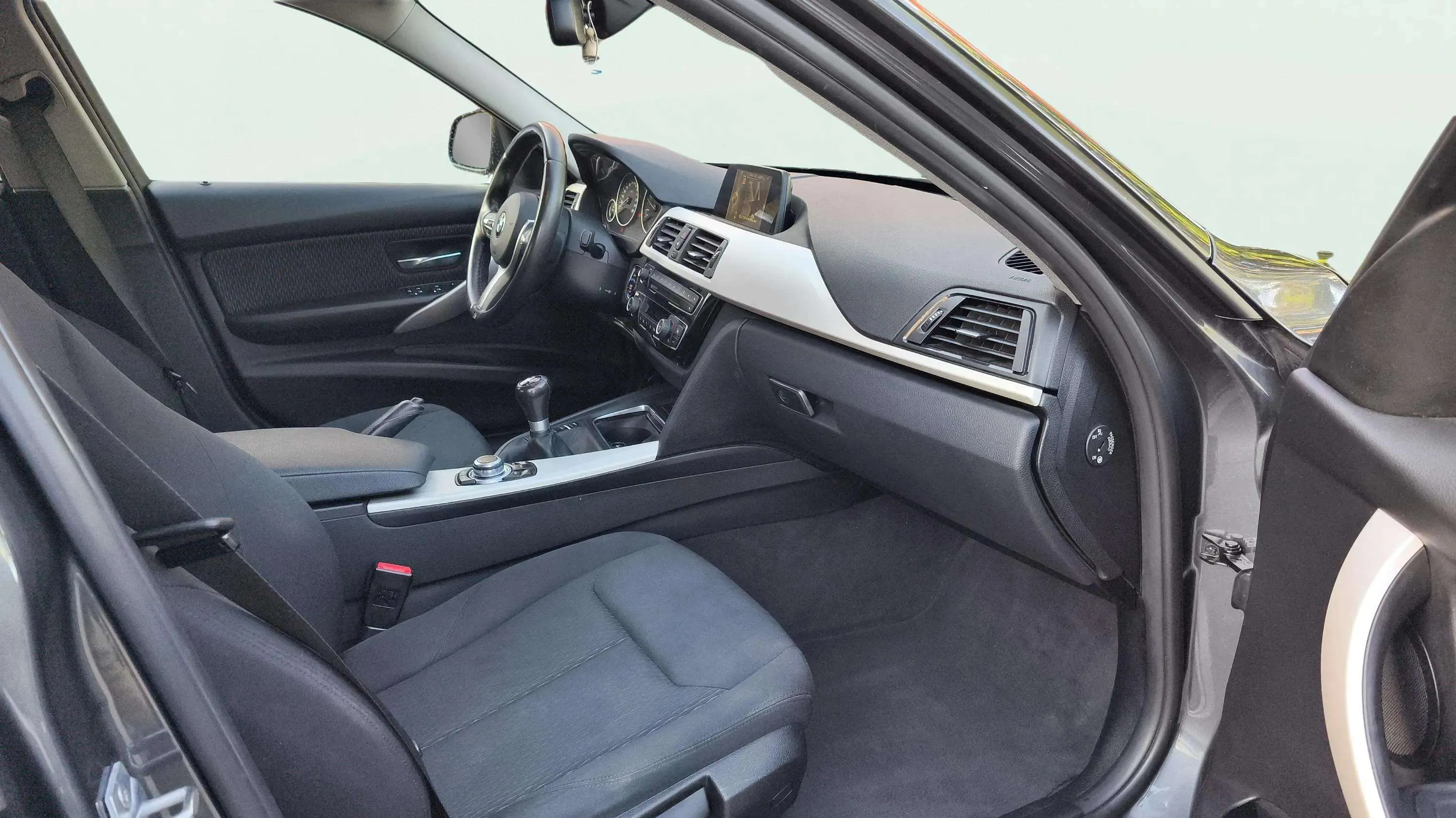 BMW Serie 3 318d - foto 27