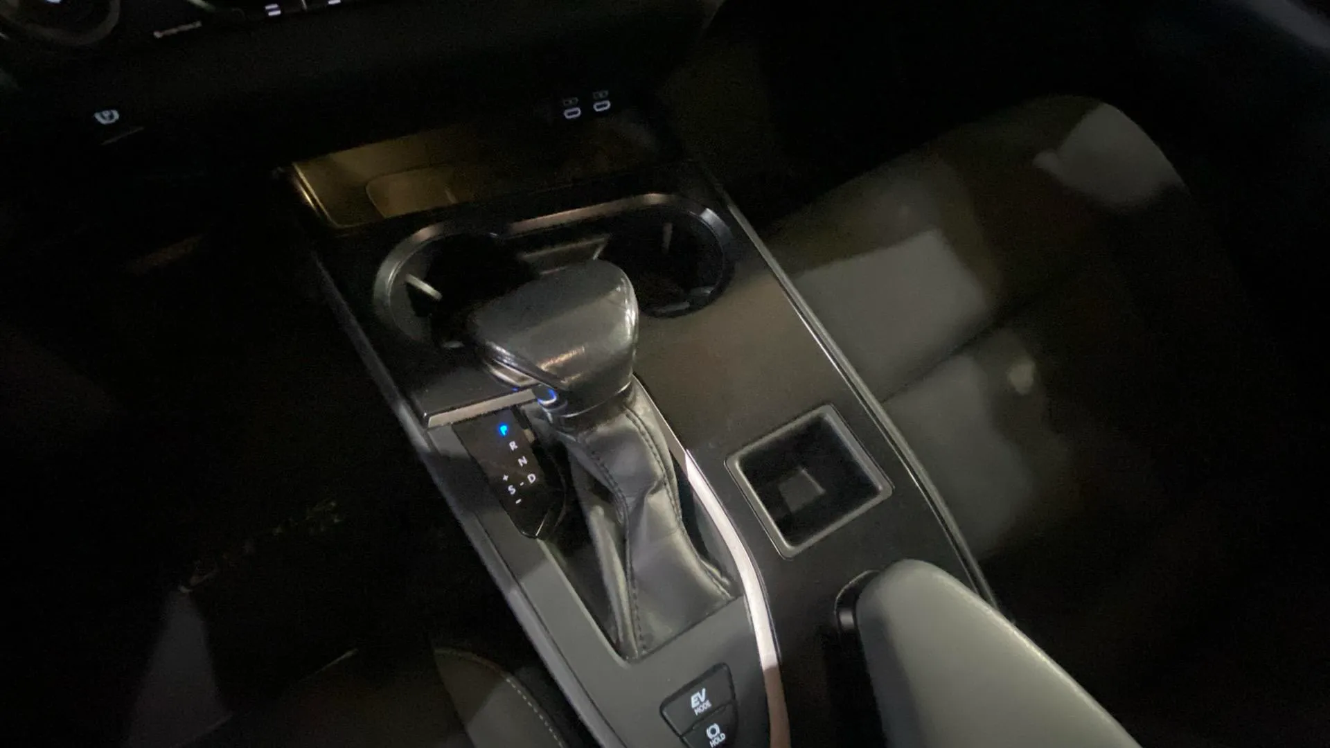 Lexus UX 250h - foto 12