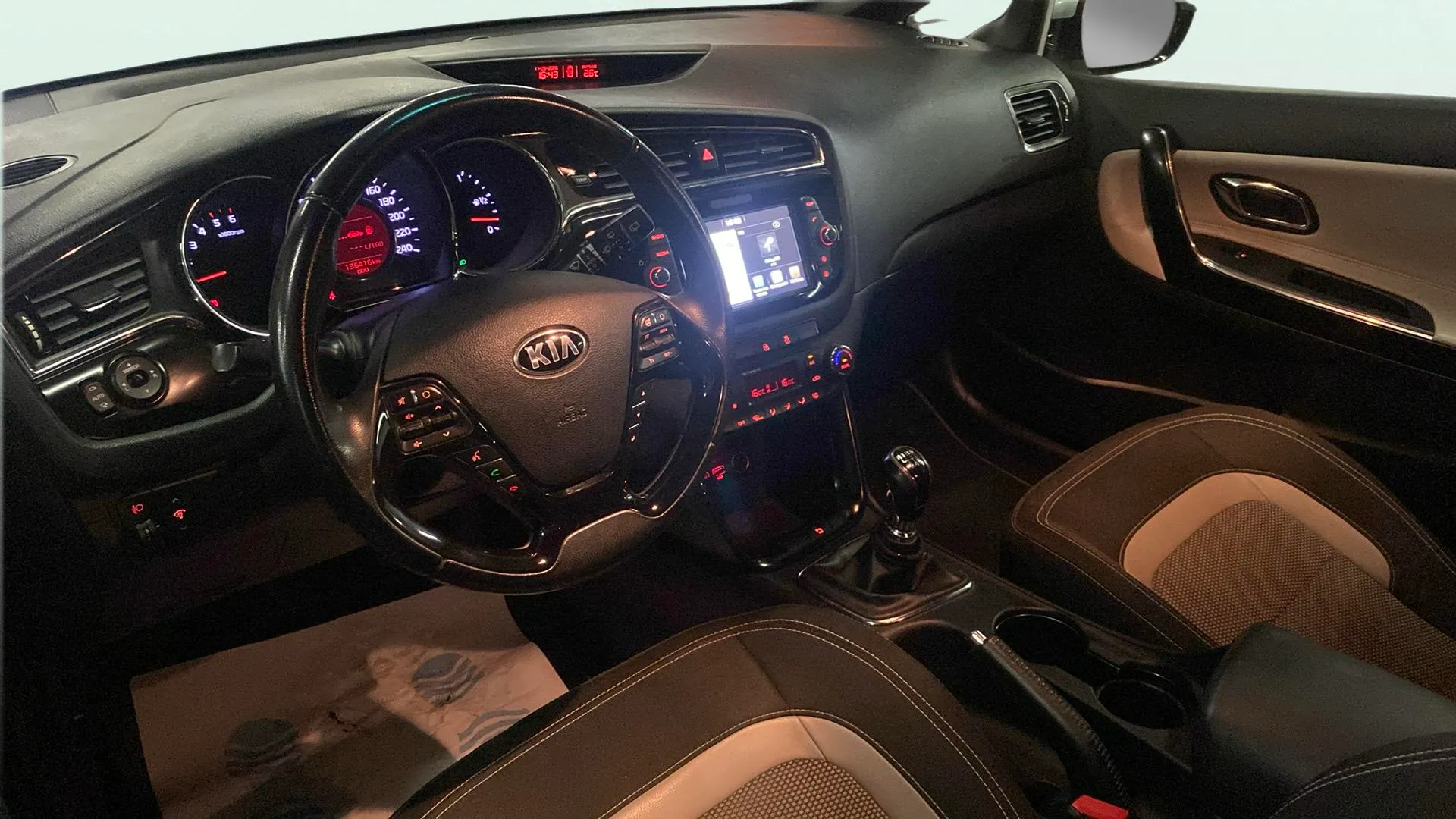 Kia Ceed 1.6 CRDi VGT x-Tech17 - foto 19
