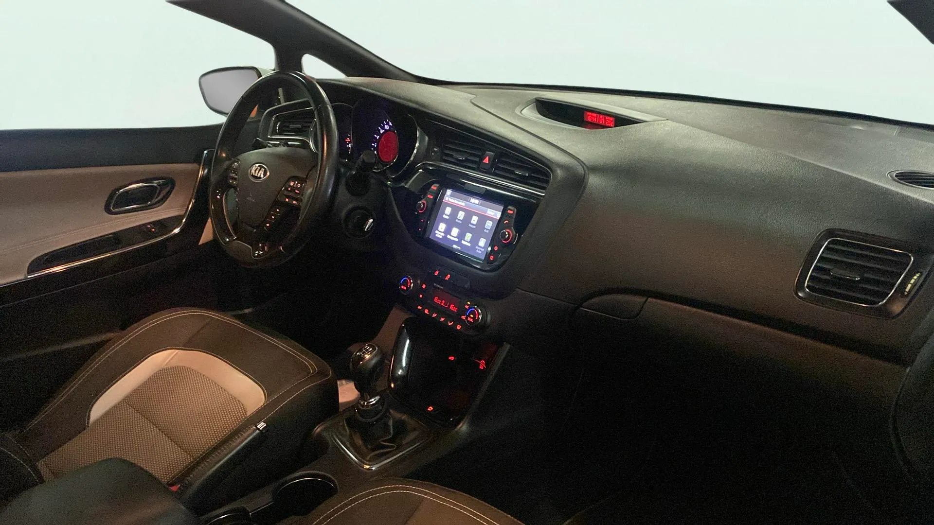 Kia Ceed 1.6 CRDi VGT x-Tech17 - foto 28