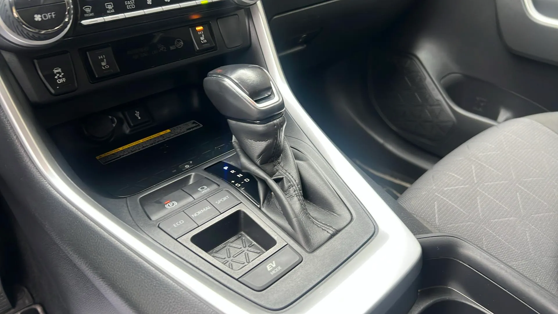 Toyota RAV4 2.5l 220H Advance - foto 14
