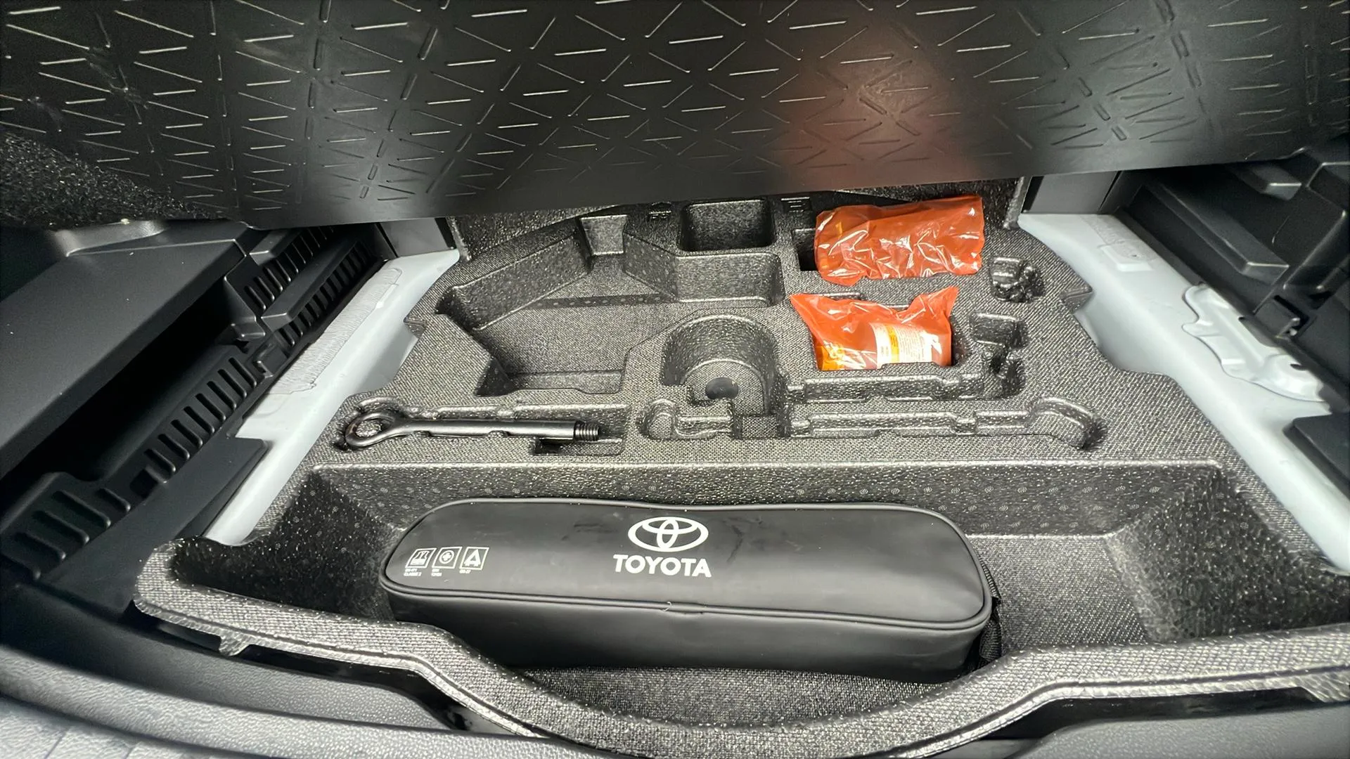 Toyota RAV4 2.5l 220H Advance - foto 23