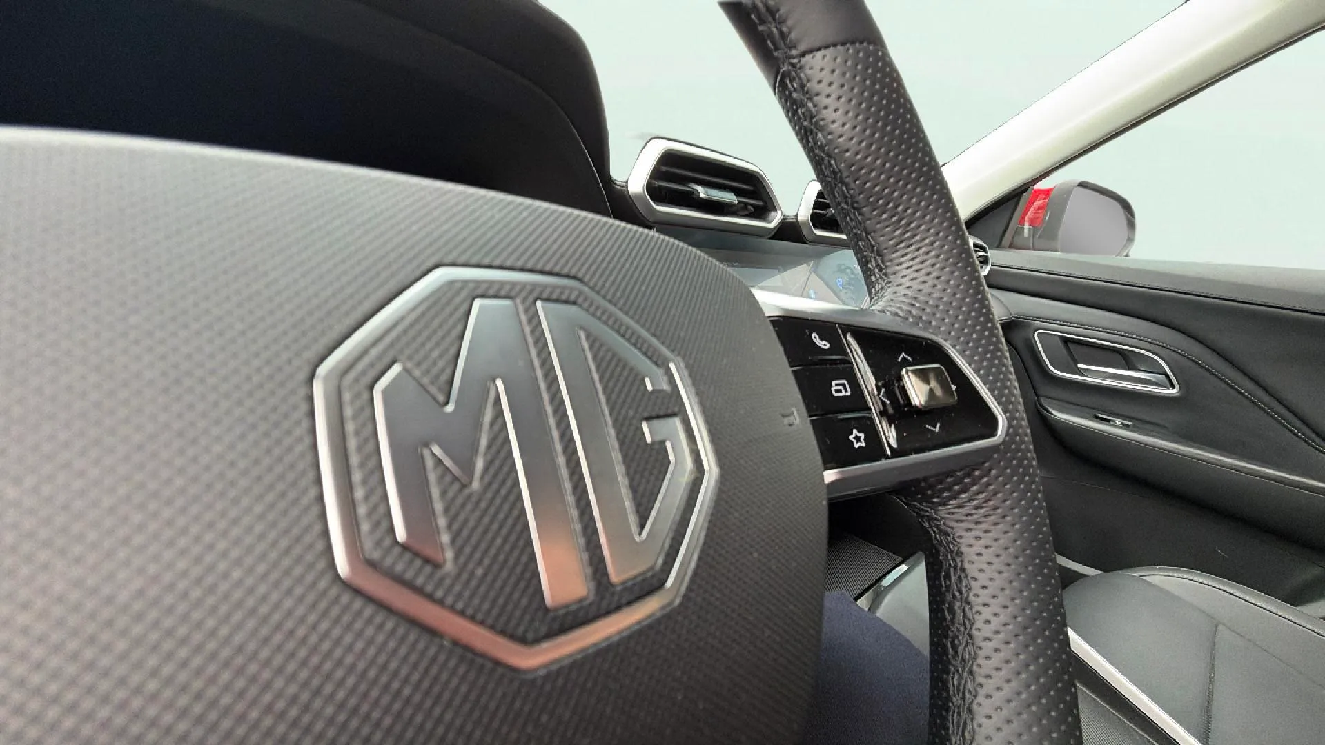 MG ZS Hybrid+ Luxury - foto 28