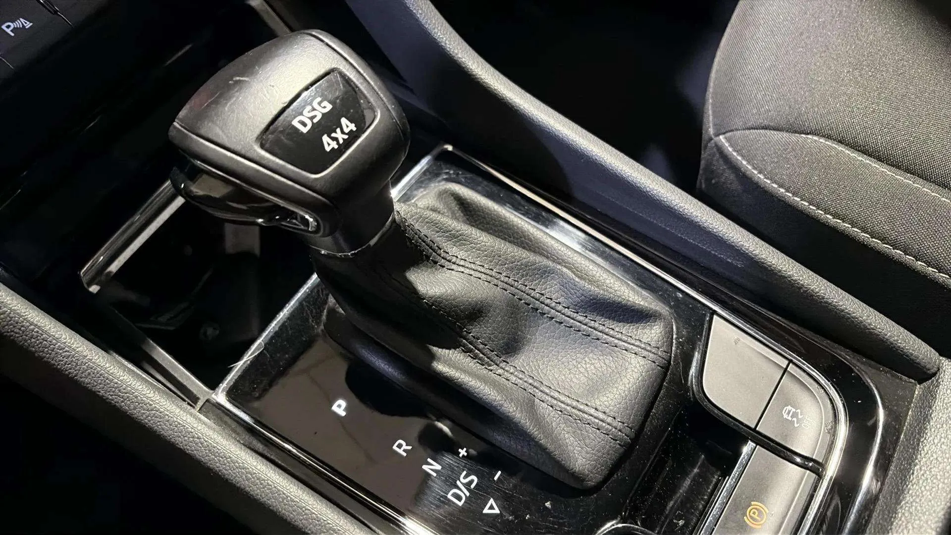Škoda Karoq 2.0 TDI DSG 4x4 Ambition - foto 16