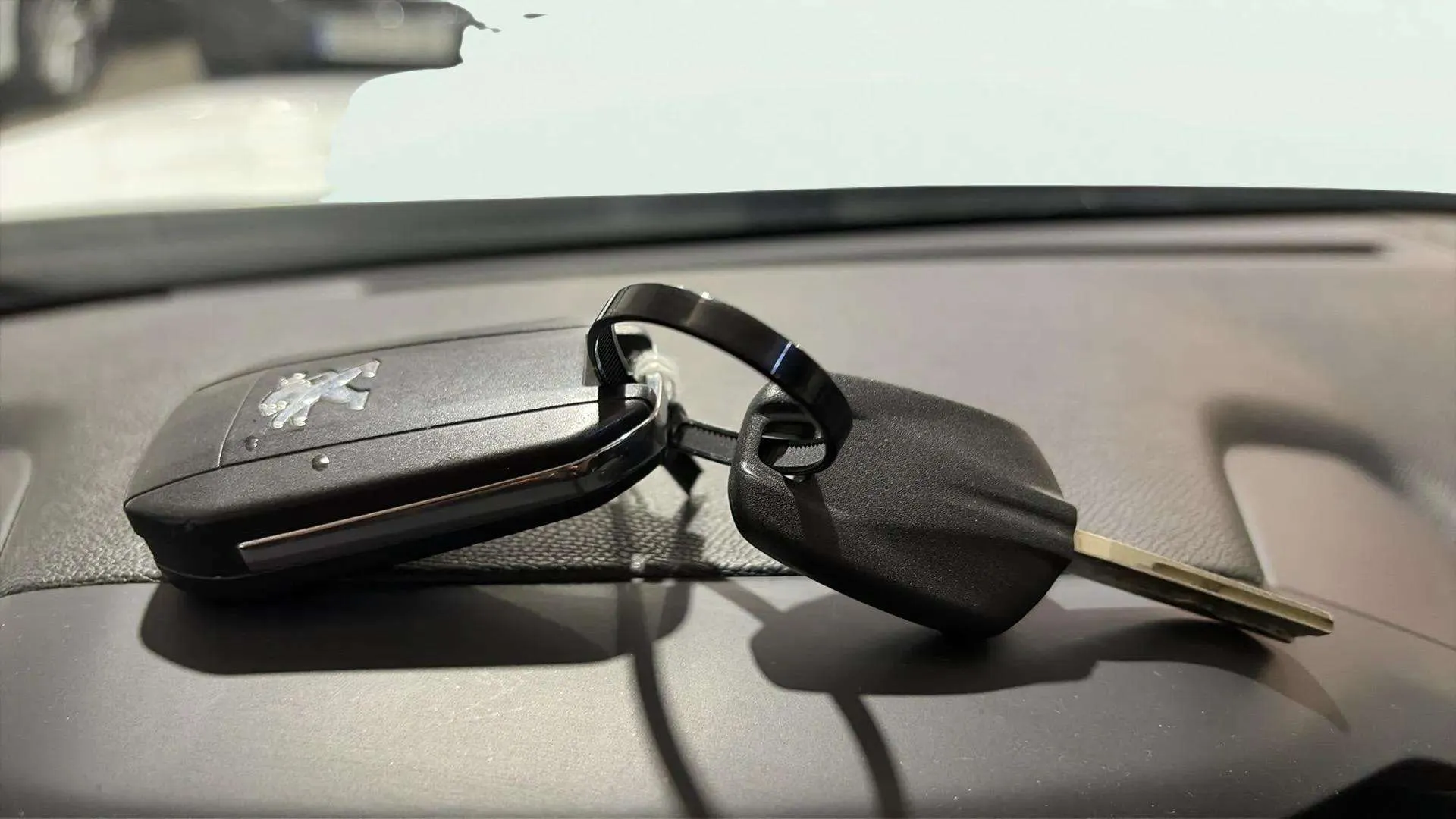 Peugeot 2008 Active PureTech 100 BVM6 - foto 18