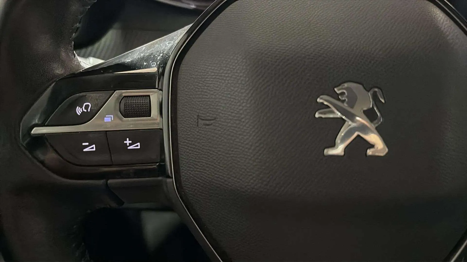 Peugeot 2008 Active PureTech 100 BVM6 - foto 19