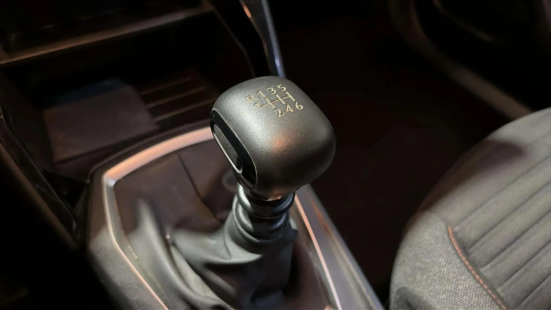 Peugeot 2008 Active PureTech 100 BVM6 - foto 17
