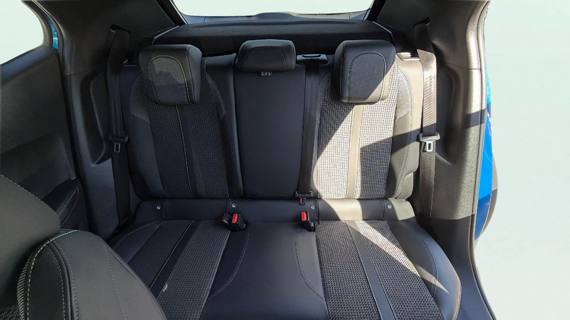 Peugeot 2008 GT Pack PureTech 130 EAT8 - foto 12