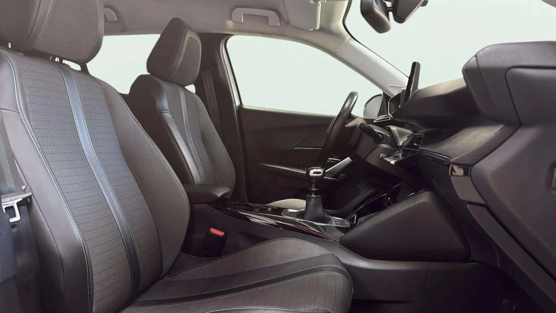 Peugeot 2008 Allure Pack PureTech 100 BVM6 - foto 9