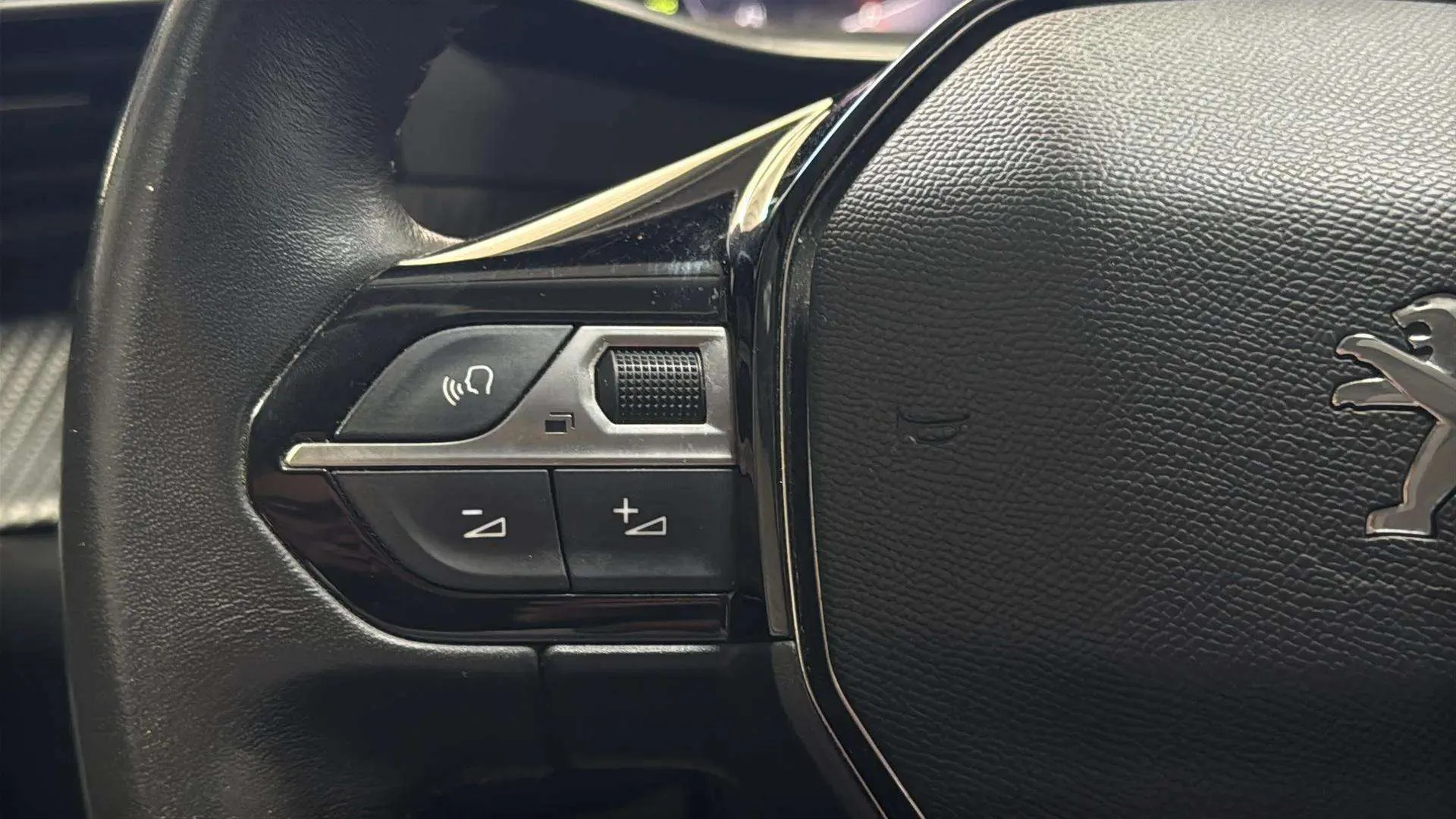 Peugeot 2008 Allure Pack PureTech 100 BVM6 - foto 11