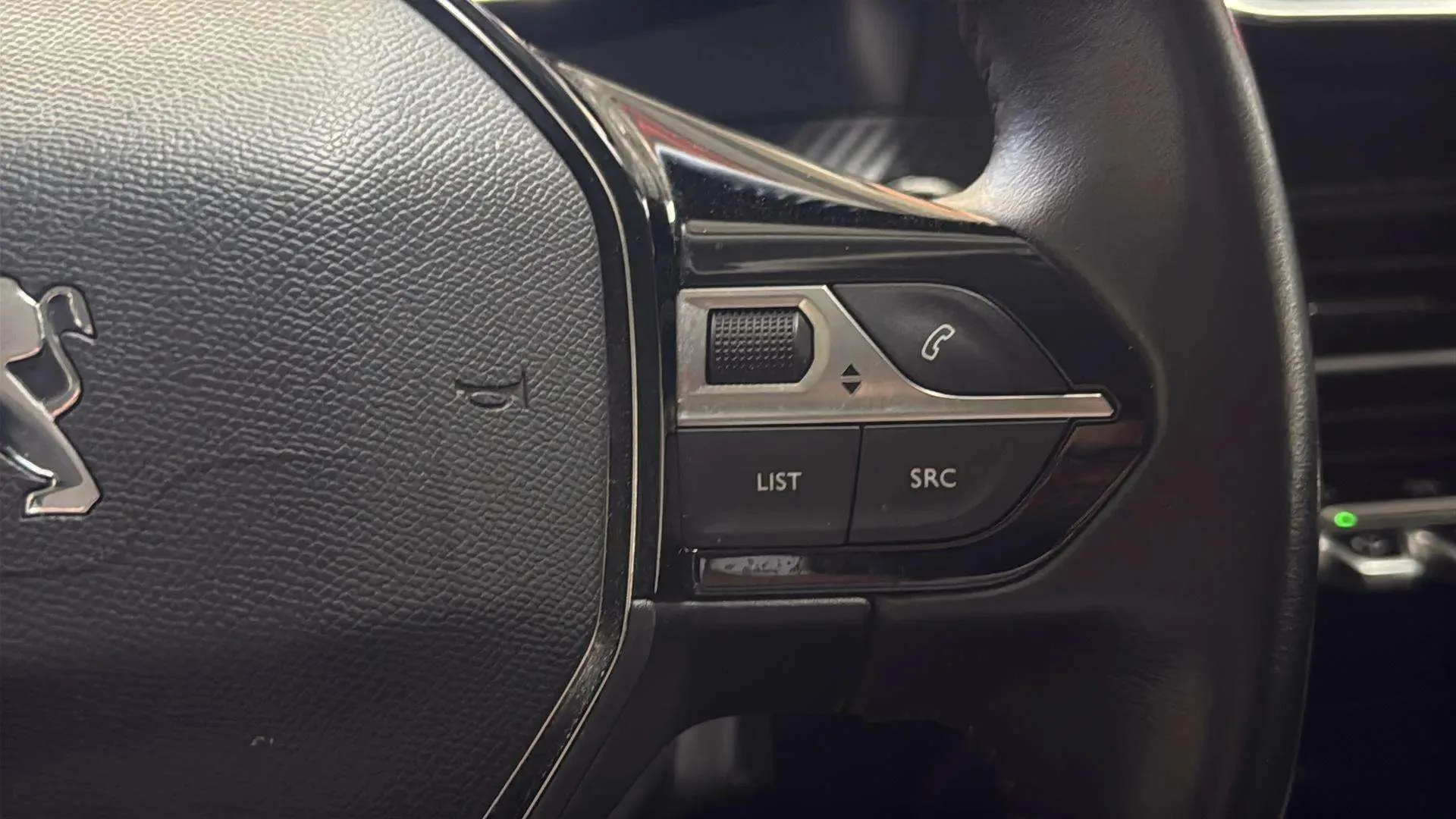 Peugeot 2008 Allure Pack PureTech 100 BVM6 - foto 12