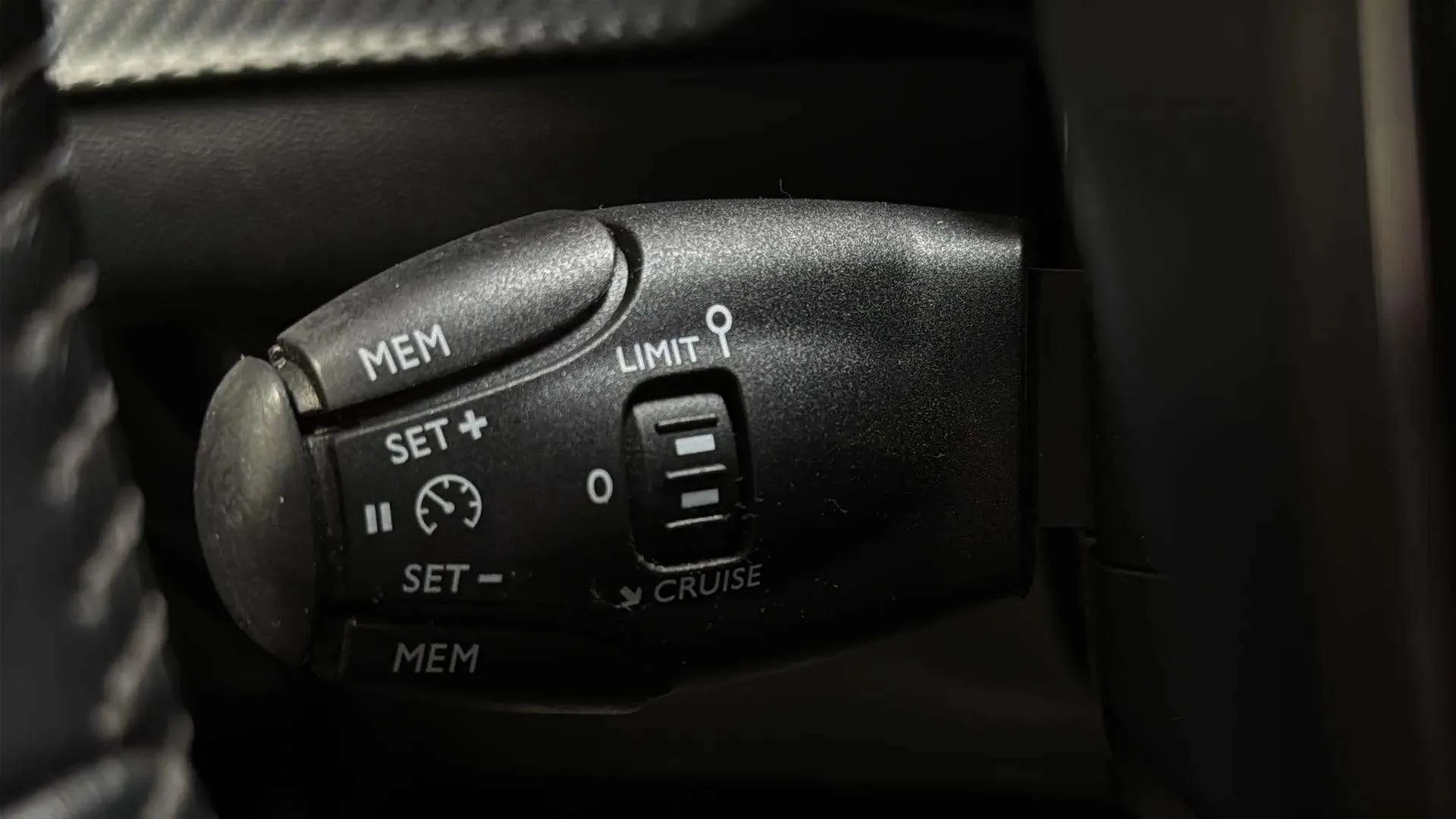 Peugeot 2008 Allure Pack PureTech 100 BVM6 - foto 14