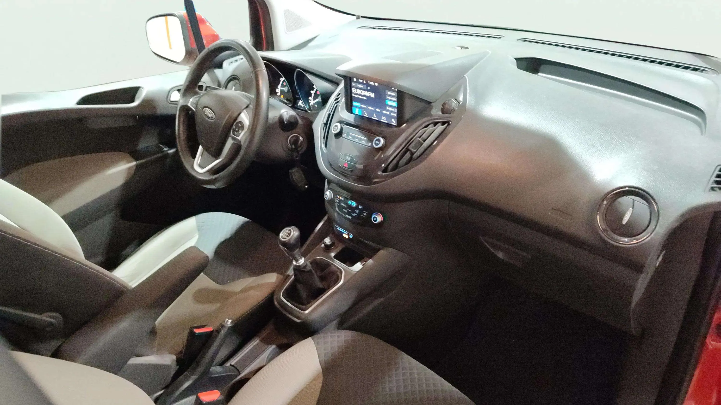 Ford Tourneo Courier 1.0 EcoBoost Titanium - foto 23