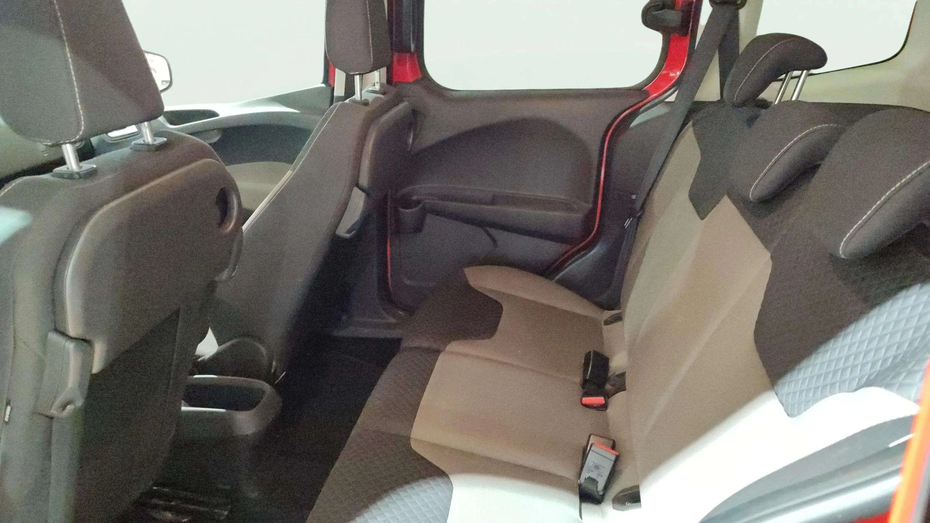 Ford Tourneo Courier 1.0 EcoBoost Titanium - foto 21