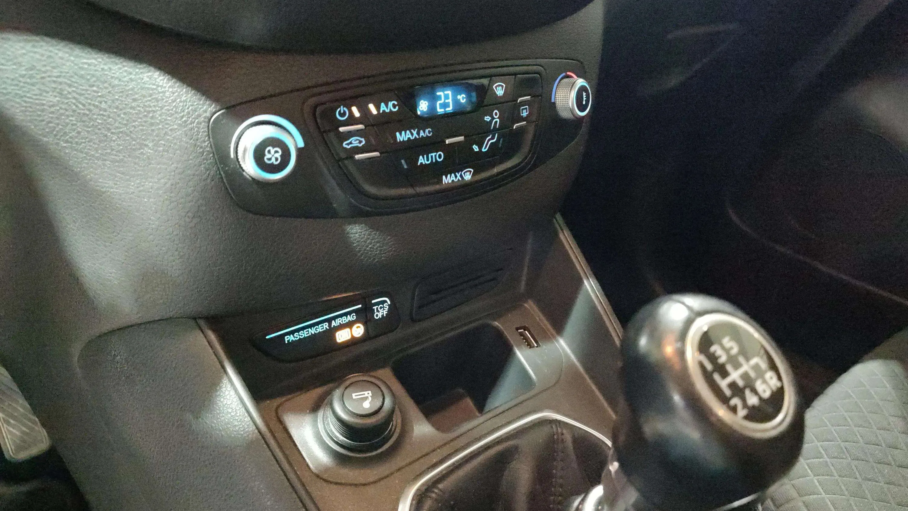 Ford Tourneo Courier 1.0 EcoBoost Titanium - foto 17