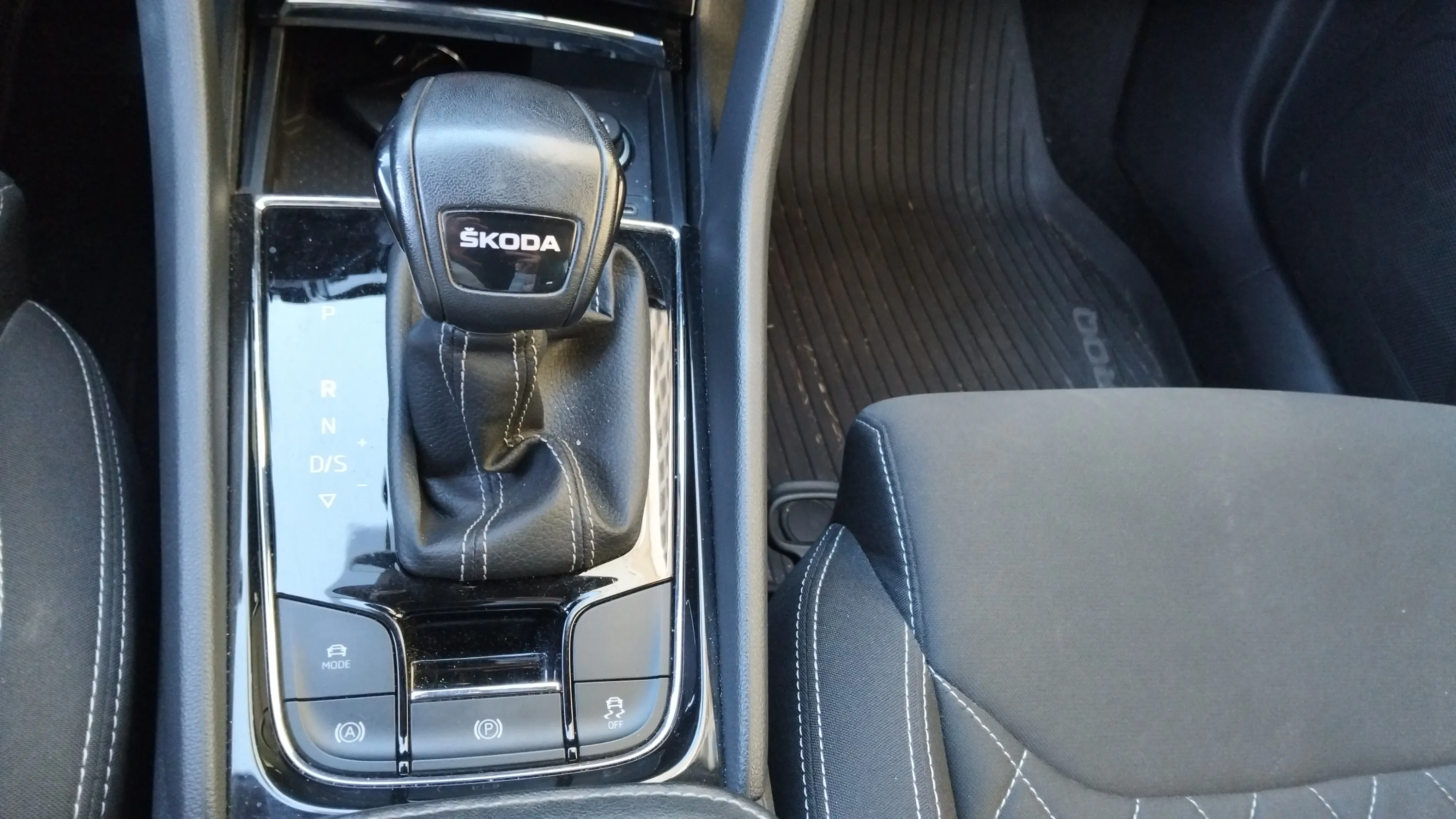 Škoda Karoq 1.5 TSI DSG ACT Sportline - foto 25
