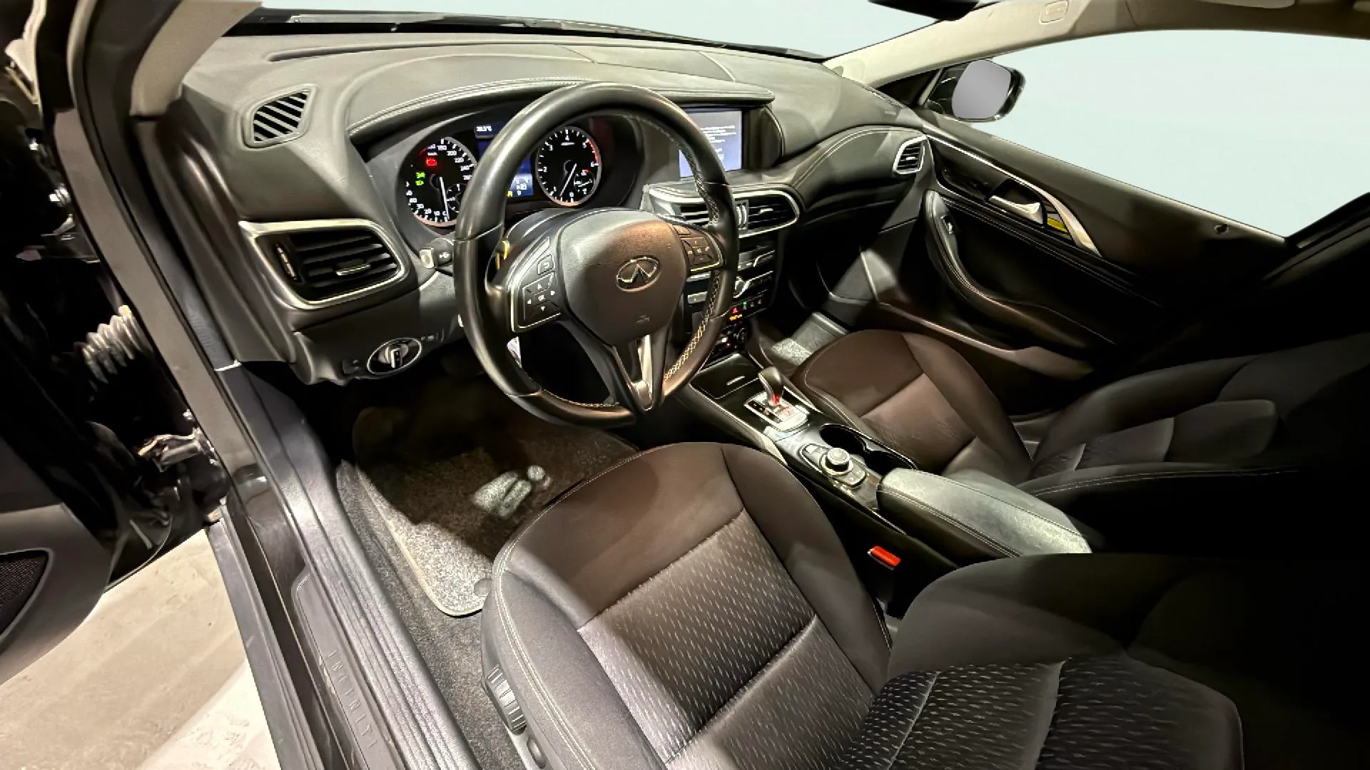 Infiniti QX30 2.2D Premium 7DCT AWD - foto 11