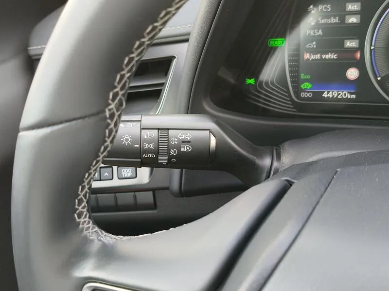 Lexus UX 2.0 250h Premium - foto 24