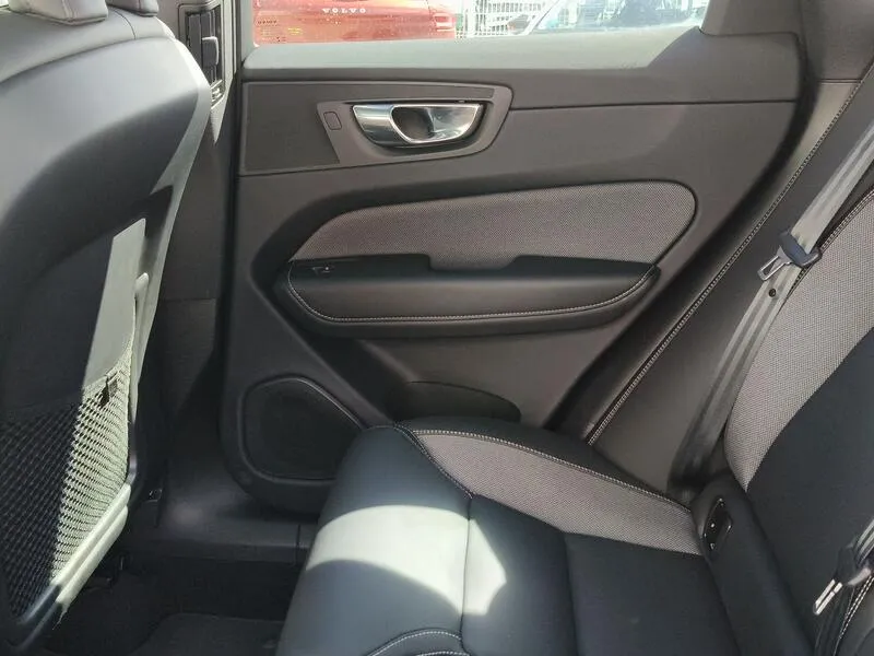 Volvo XC60 2.0 T6 AWD Recharge R-Design - foto 32