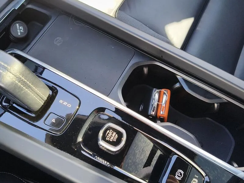 Volvo XC60 2.0 T6 AWD Recharge R-Design - foto 13