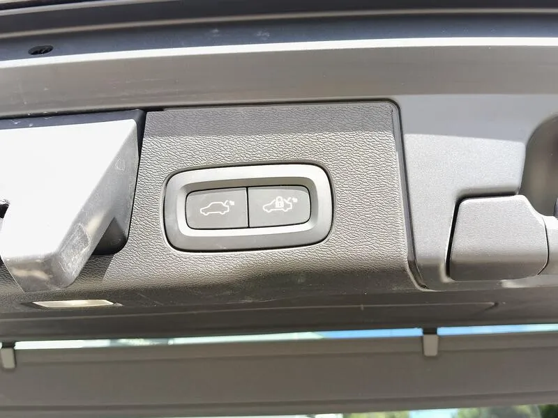 Volvo XC60 2.0 T6 AWD Recharge R-Design - foto 40
