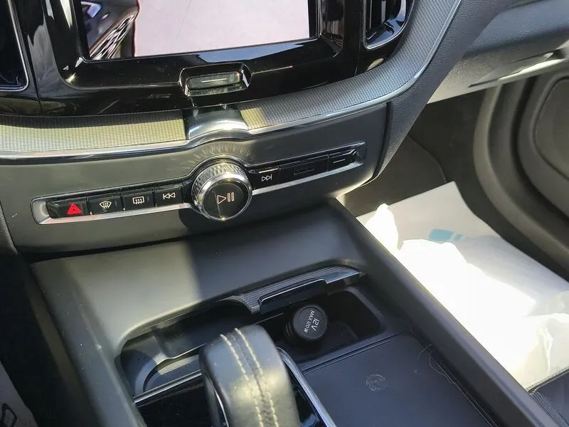 Volvo XC60 2.0 T6 AWD Recharge R-Design - foto 12
