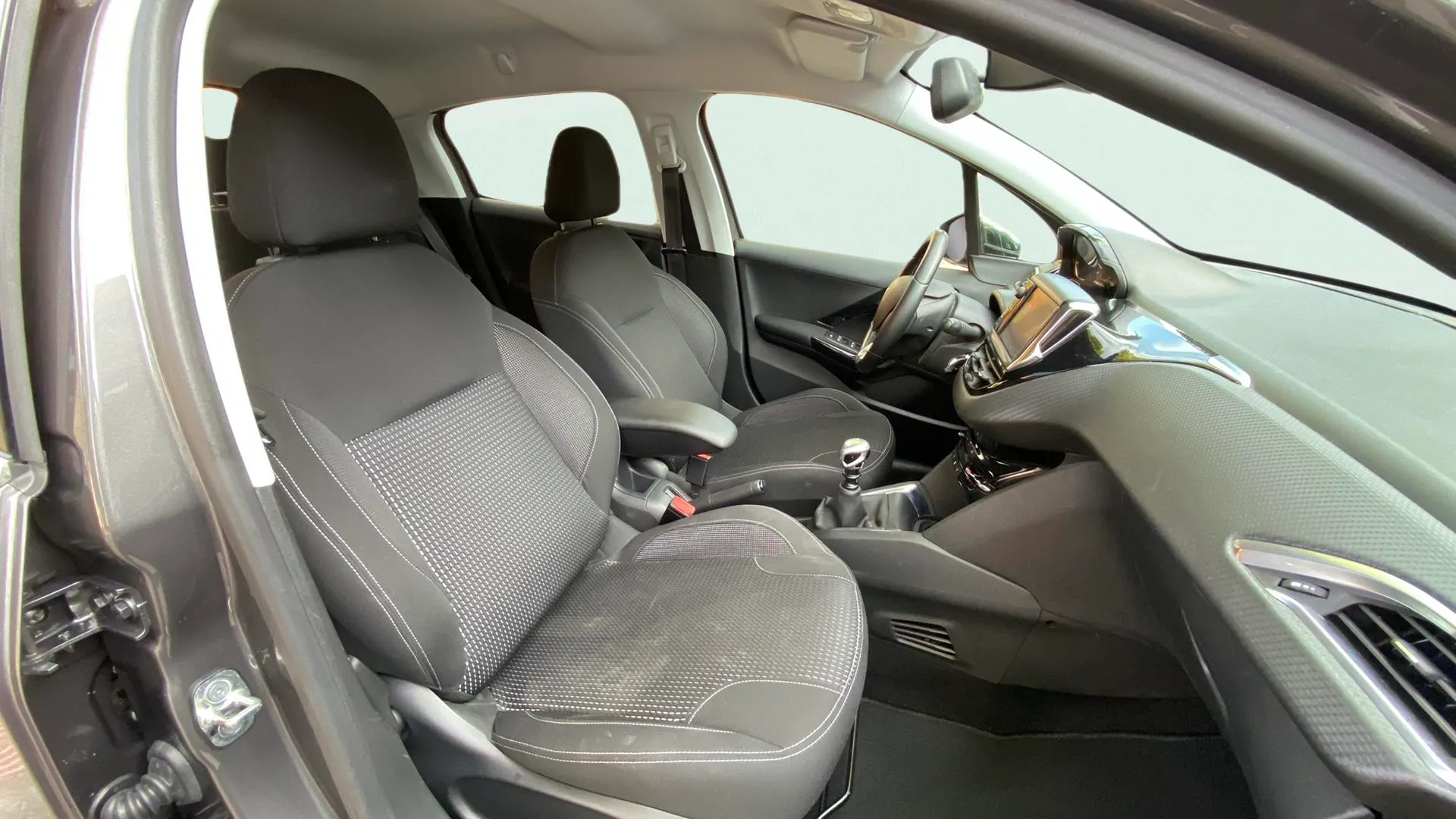 Peugeot 208 Signature 1.2L PureTech - foto 12