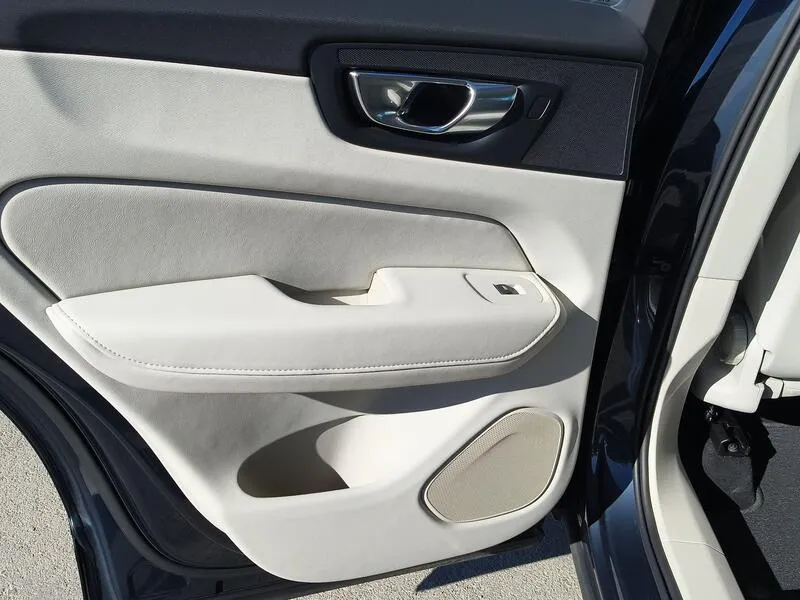 Volvo XC60 2.0 B4 D Essential - foto 37