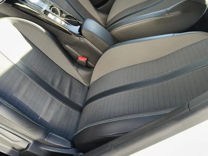 Peugeot 2008 Allure Pack PureTech 130 - foto 32